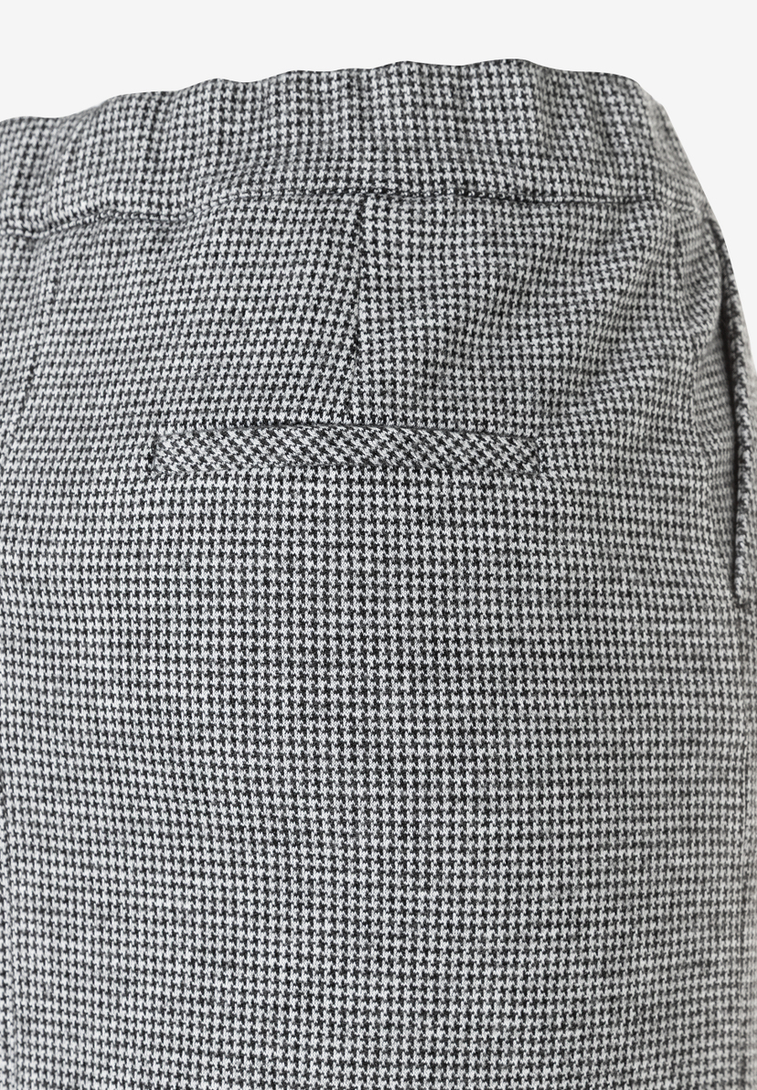 Nahaufnahme eines Rocks von MORE & MORE mit Hahnentrittmuster und Jersey-Material für angenehmen Tragekomfort. Nahaufnahme eines Rocks von MORE & MORE mit Hahnentrittmuster und Jersey-Material für angenehmen Tragekomfort.