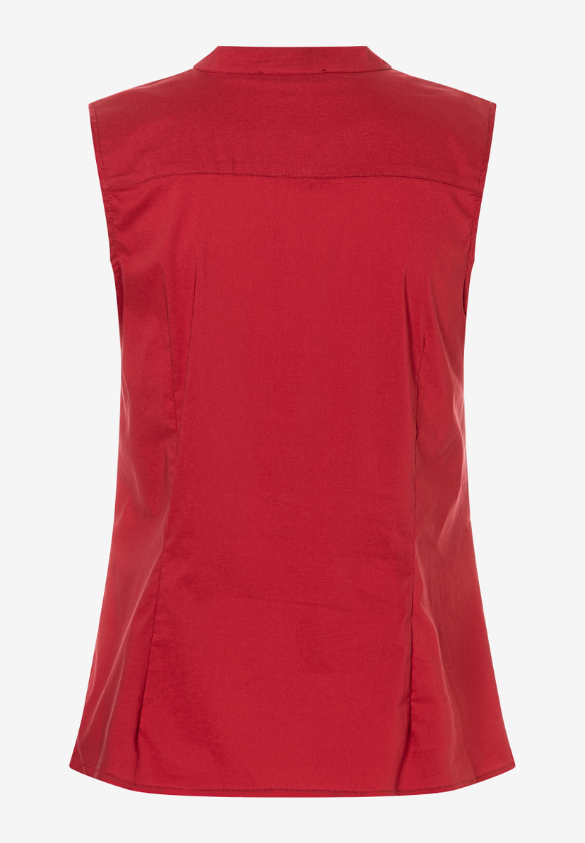 MORE & MORE rote, ärmellose Bluse mit Kragen, die auf einem weißen Hintergrund flach liegt. Der Stoff hat eine leichte Struktur. MORE & MORE rote, ärmellose Bluse mit Kragen, die auf einem weißen Hintergrund flach liegt. Der Stoff hat eine leichte Struktur.