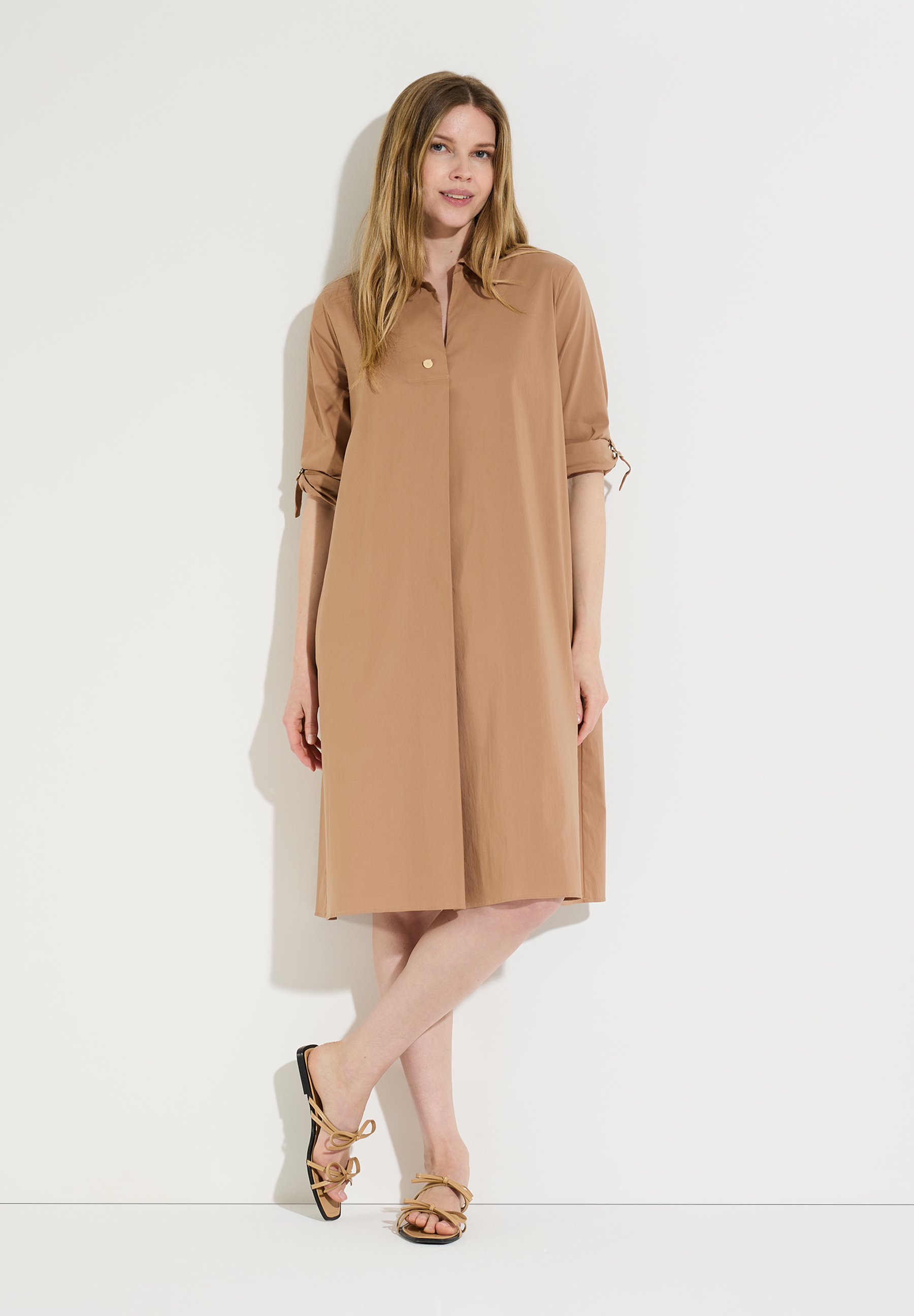 MORE & MORE Popeline-Kleid aus Baumwollmischung in Camel. Langärmlig, Hemdblusenkragen. Elegant und bequem. MORE & MORE Popeline-Kleid aus Baumwollmischung in Camel. Langärmlig, Hemdblusenkragen. Elegant und bequem.
