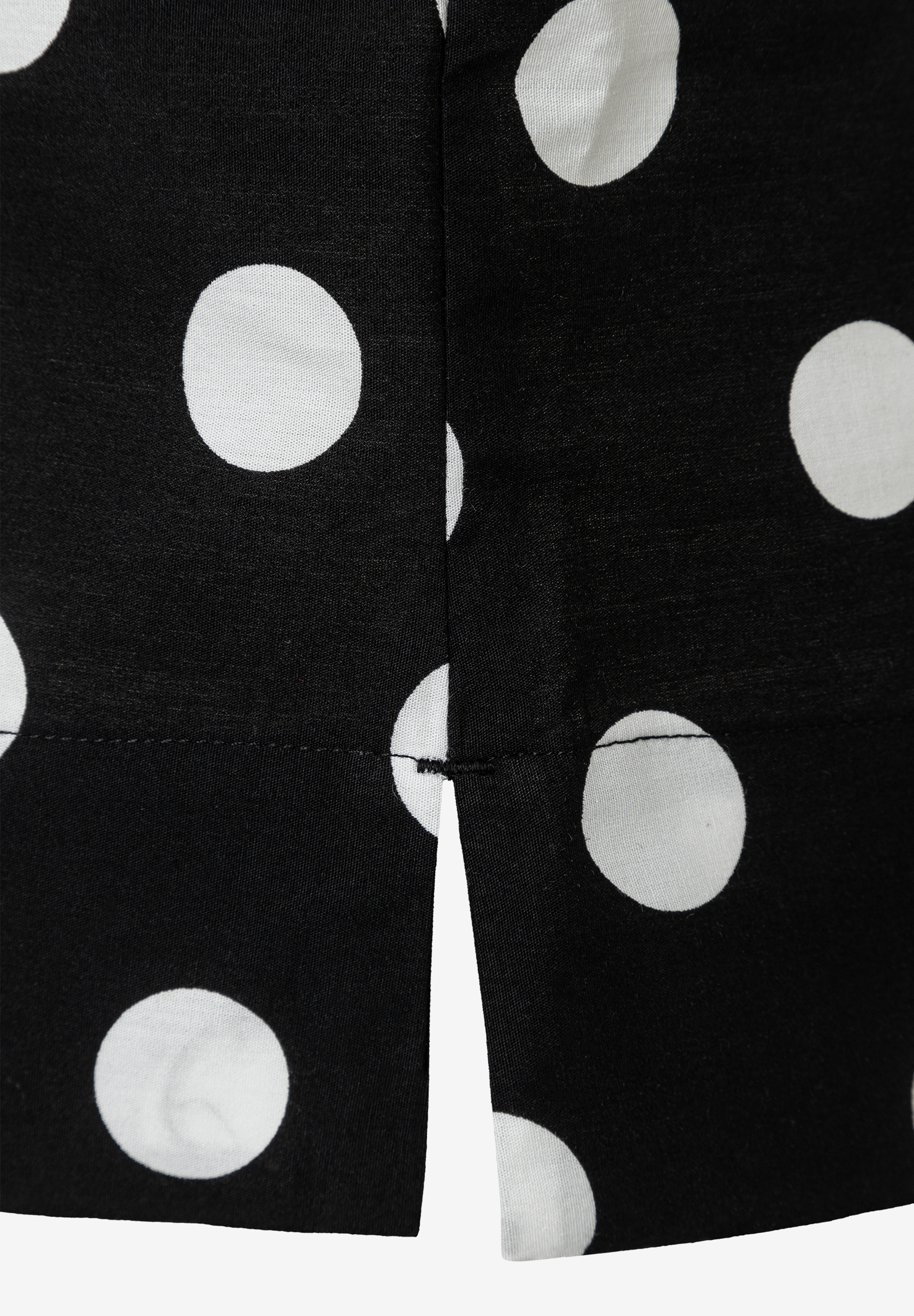 Nahaufnahme einer MORE & MORE Bluse aus Popeline mit weißen Punkten auf schwarzem Grund. Nahaufnahme einer MORE & MORE Bluse aus Popeline mit weißen Punkten auf schwarzem Grund.