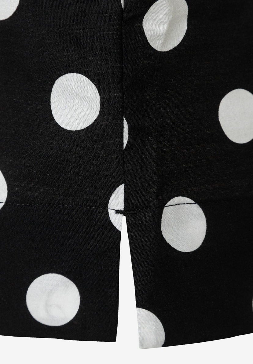 Nahaufnahme einer MORE & MORE Bluse aus Popeline mit weißen Punkten auf schwarzem Grund. Nahaufnahme einer MORE & MORE Bluse aus Popeline mit weißen Punkten auf schwarzem Grund.