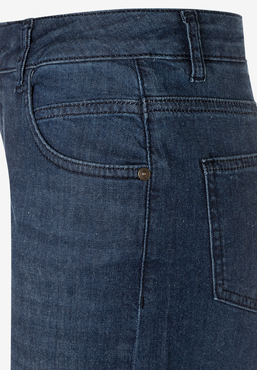 MORE & MORE Jeans: Nahaufnahme einer dunkelblauen Jeans mit Taschen und Knöpfen. MORE & MORE Jeans: Nahaufnahme einer dunkelblauen Jeans mit Taschen und Knöpfen.