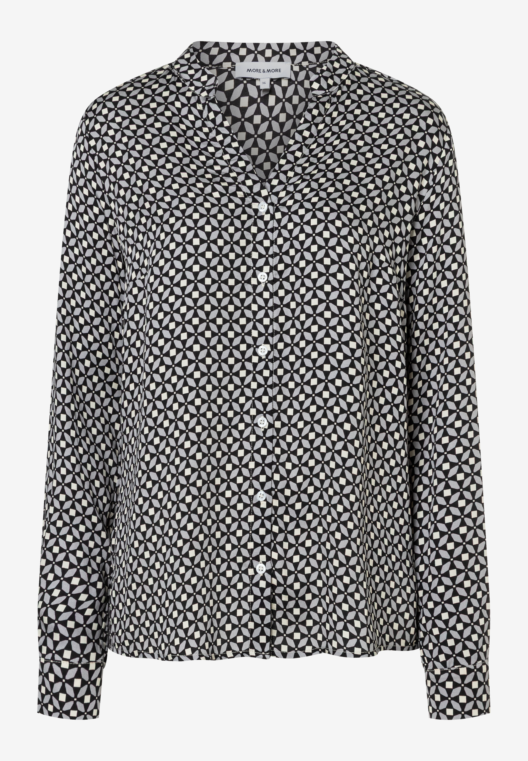 Eine langärmelige MORE & MORE Bluse mit grafischem Muster in Schwarz, Weiß und Grau. Eine langärmelige MORE & MORE Bluse mit grafischem Muster in Schwarz, Weiß und Grau.