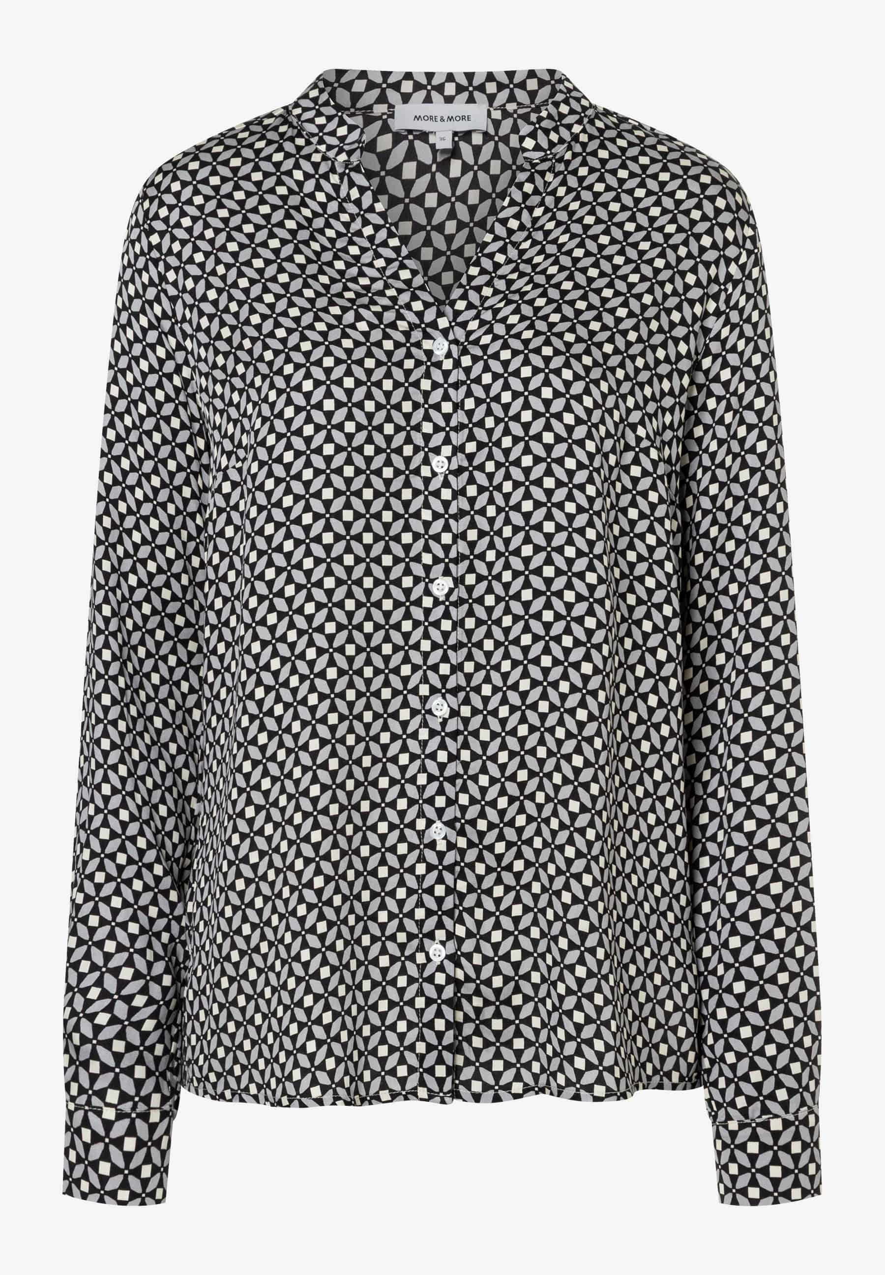 Eine langärmelige MORE & MORE Bluse mit grafischem Muster in Schwarz, Weiß und Grau. Eine langärmelige MORE & MORE Bluse mit grafischem Muster in Schwarz, Weiß und Grau.