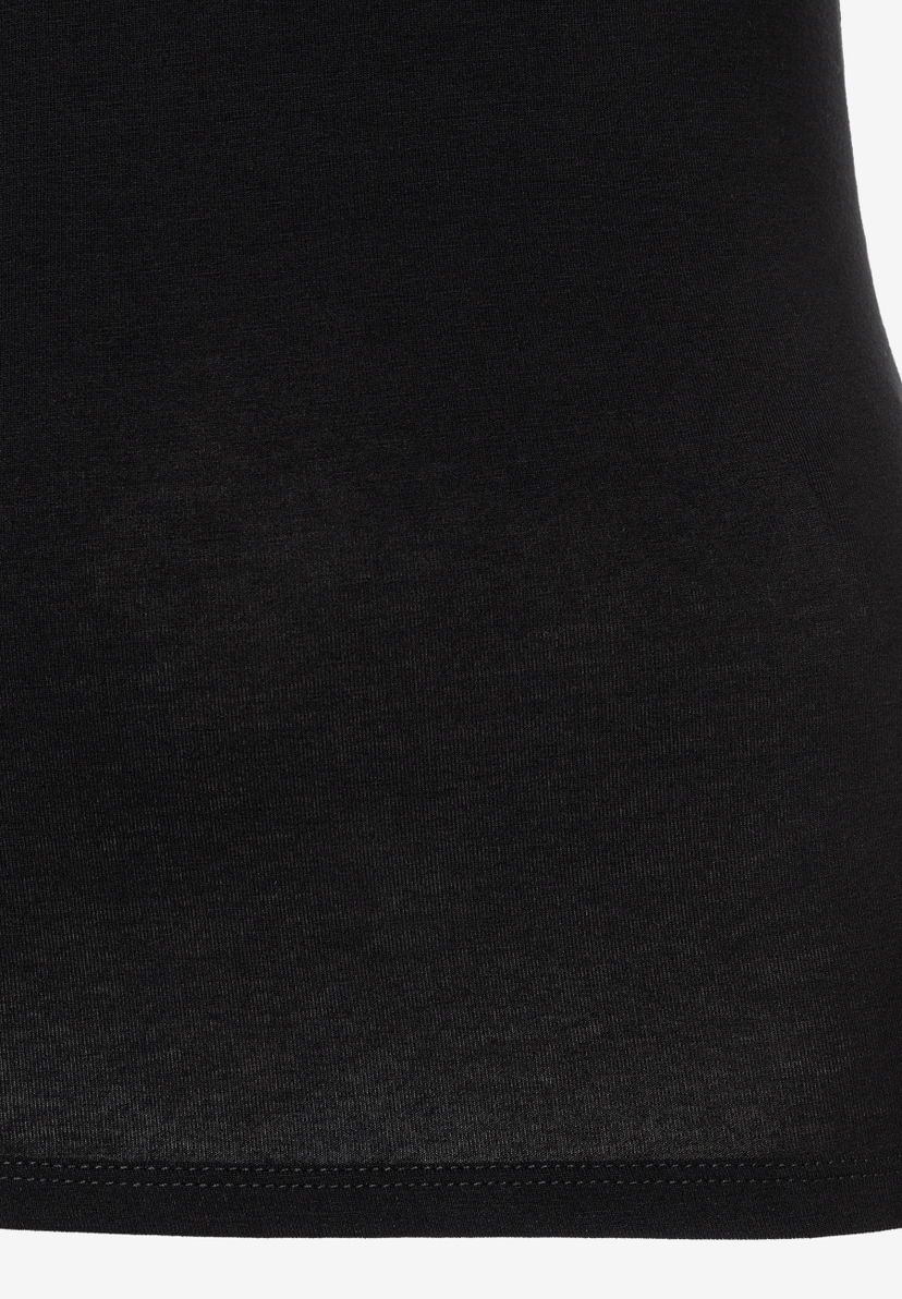 MORE & MORE schwarzes T-Shirt: Detailaufnahme des Saums, der eng an der Haut liegt. MORE & MORE schwarzes T-Shirt: Detailaufnahme des Saums, der eng an der Haut liegt.