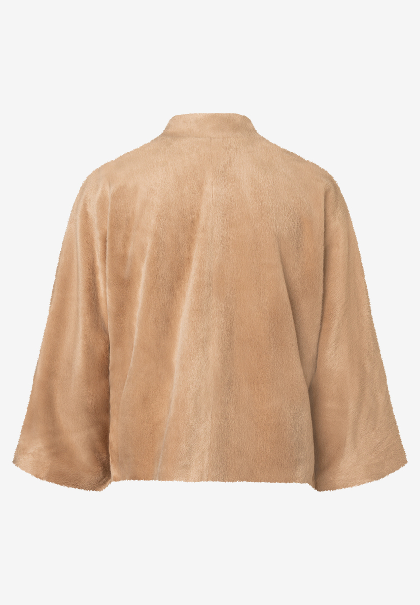 Rückansicht einer beigefarbenen MORE & MORE Jacke aus Kunstfell, die Wärme spendet. Rückansicht einer beigefarbenen MORE & MORE Jacke aus Kunstfell, die Wärme spendet.
