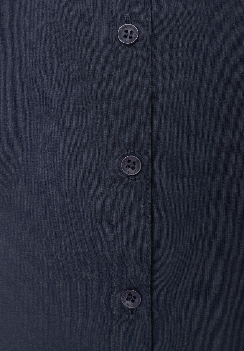 Nahaufnahme der MORE & MORE Bluse aus Popeline mit Knöpfen, die angenehmen Tragekomfort und Elastizität versprechen. Nahaufnahme der MORE & MORE Bluse aus Popeline mit Knöpfen, die angenehmen Tragekomfort und Elastizität versprechen.