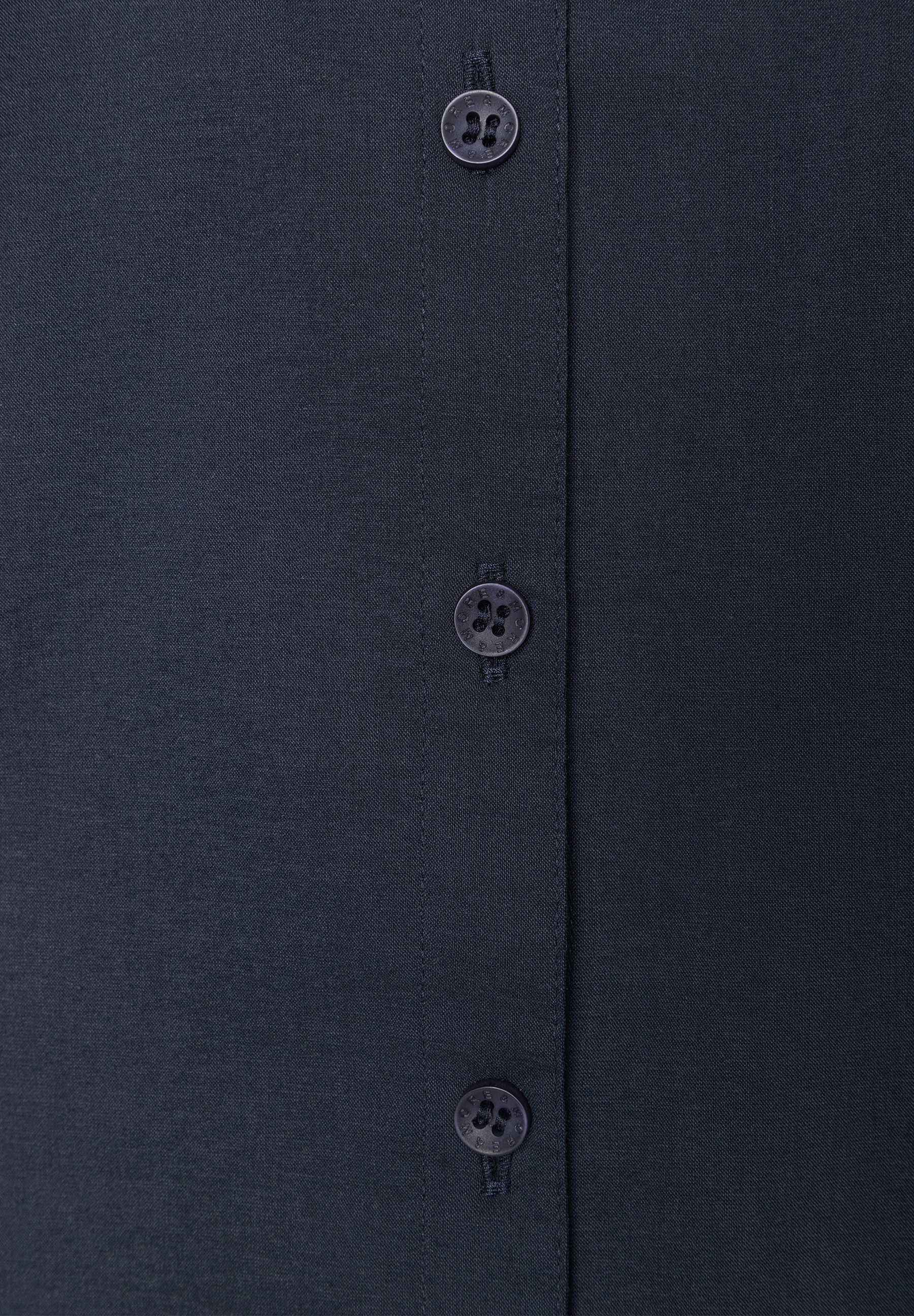 Nahaufnahme der MORE & MORE Bluse aus Popeline mit Knöpfen, die angenehmen Tragekomfort und Elastizität versprechen. Nahaufnahme der MORE & MORE Bluse aus Popeline mit Knöpfen, die angenehmen Tragekomfort und Elastizität versprechen.
