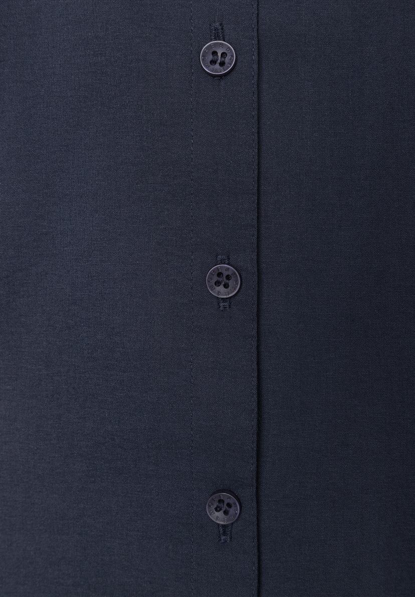 Nahaufnahme der MORE & MORE Bluse aus Popeline mit Knöpfen, die angenehmen Tragekomfort und Elastizität versprechen. Nahaufnahme der MORE & MORE Bluse aus Popeline mit Knöpfen, die angenehmen Tragekomfort und Elastizität versprechen.
