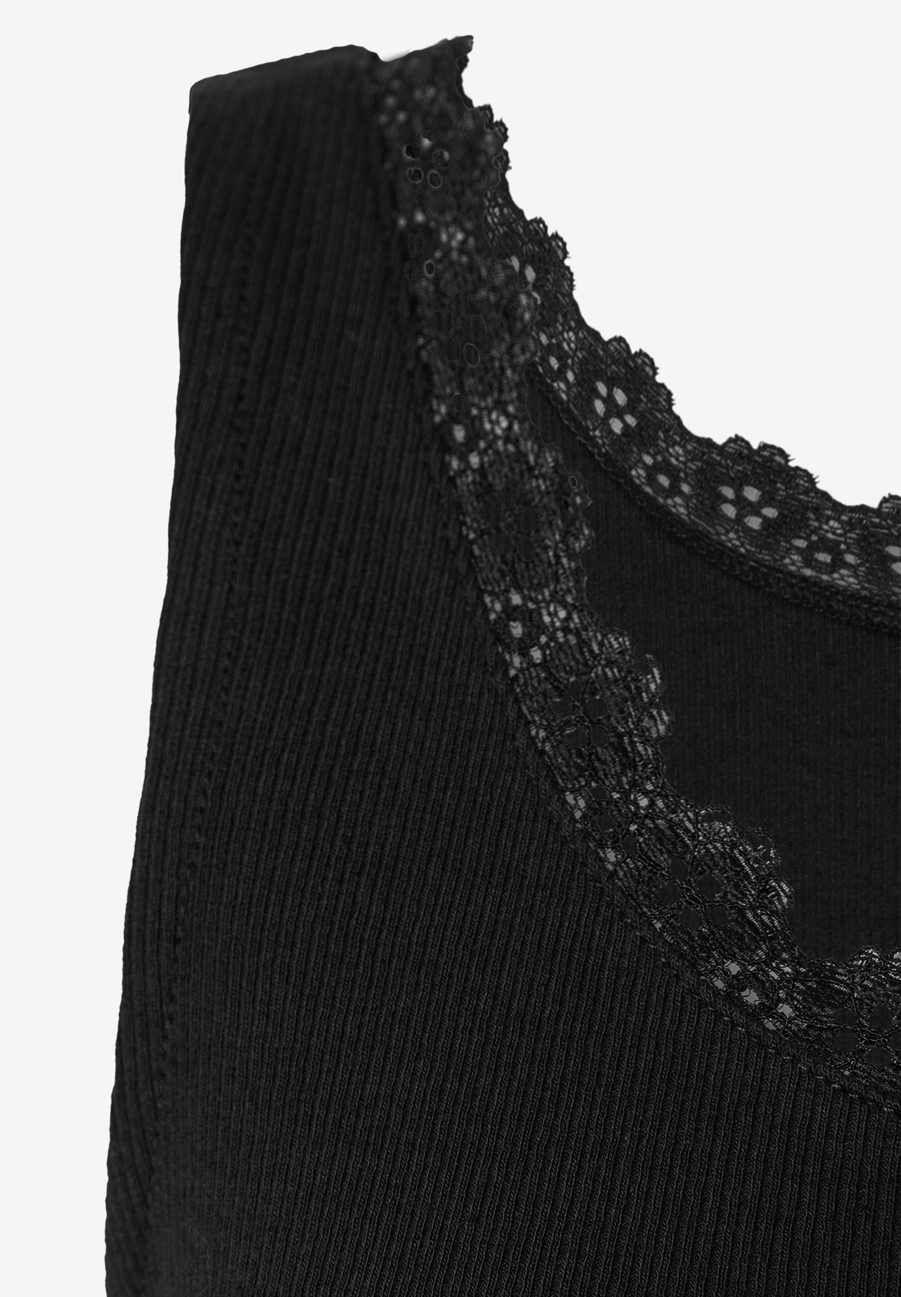 Nahaufnahme eines gerippten, schwarzen MORE & MORE Oberteils mit elastischer Spitze am Ausschnitt.