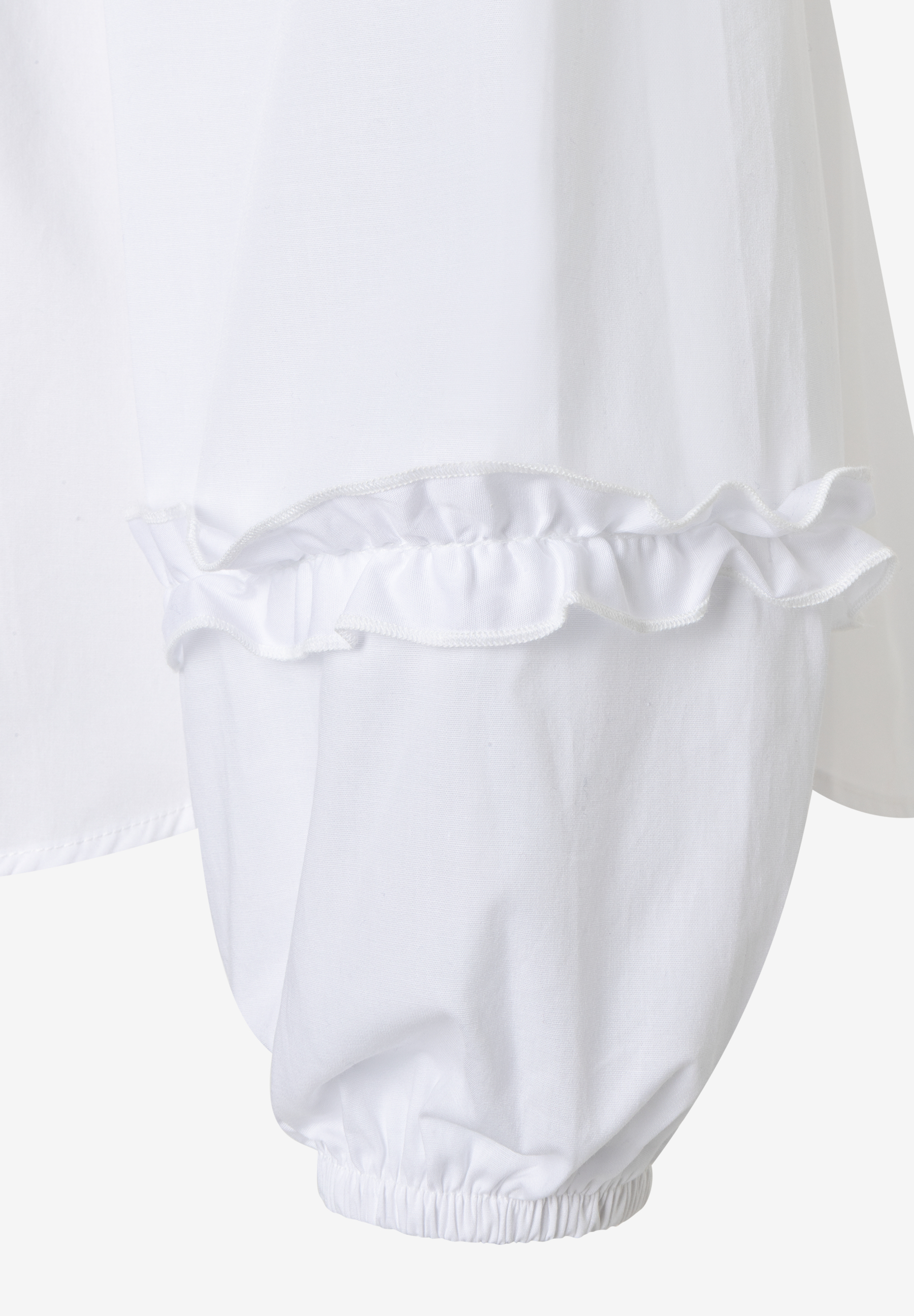 MORE & MORE Bluse aus weißer Popeline. Volant und Gummizug am Ärmelabschluss sorgen für angenehmen Tragekomfort. MORE & MORE Bluse aus weißer Popeline. Volant und Gummizug am Ärmelabschluss sorgen für angenehmen Tragekomfort.