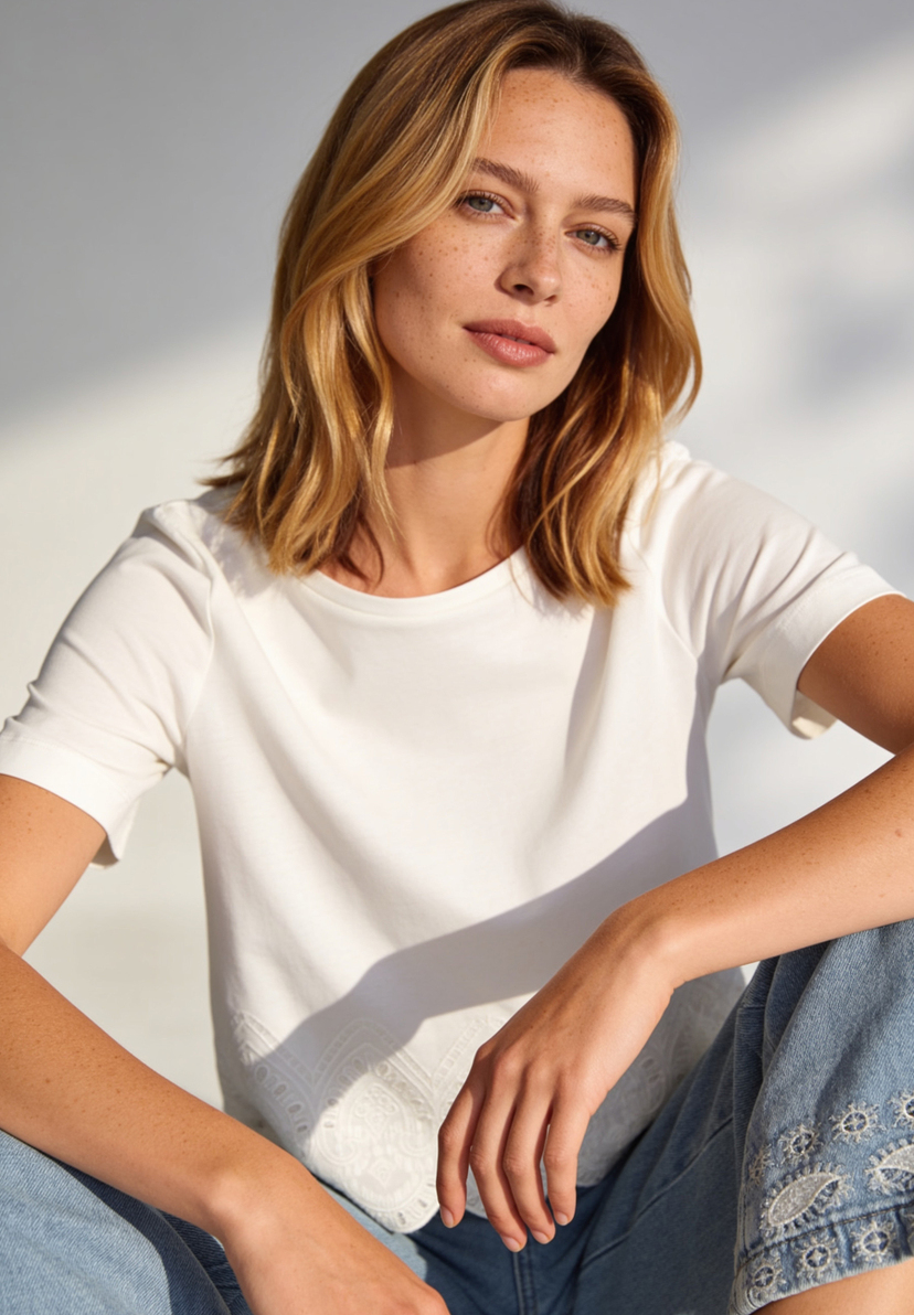 AI generated - MORE & MORE Damenshirt aus Jersey mit Spitze. Das weiße Oberteil bietet angenehmen Tragekomfort und ist hautfreundlich. AI generated - MORE & MORE Damenshirt aus Jersey mit Spitze. Das weiße Oberteil bietet angenehmen Tragekomfort und ist hautfreundlich.