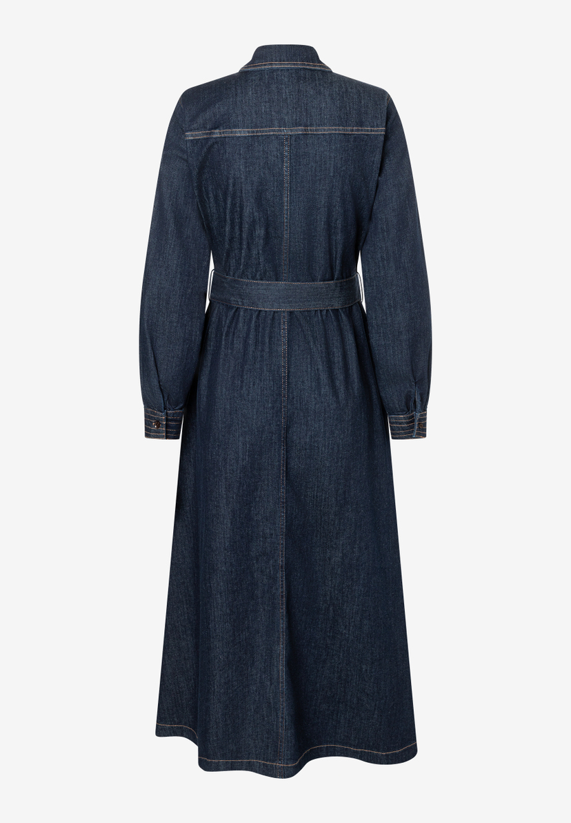 Ein MORE & MORE Oberteil im Denim-Look mit Gürtel und langen Ärmeln. Hinten ist ein gerader Kragen zu sehen. Ein MORE & MORE Oberteil im Denim-Look mit Gürtel und langen Ärmeln. Hinten ist ein gerader Kragen zu sehen.