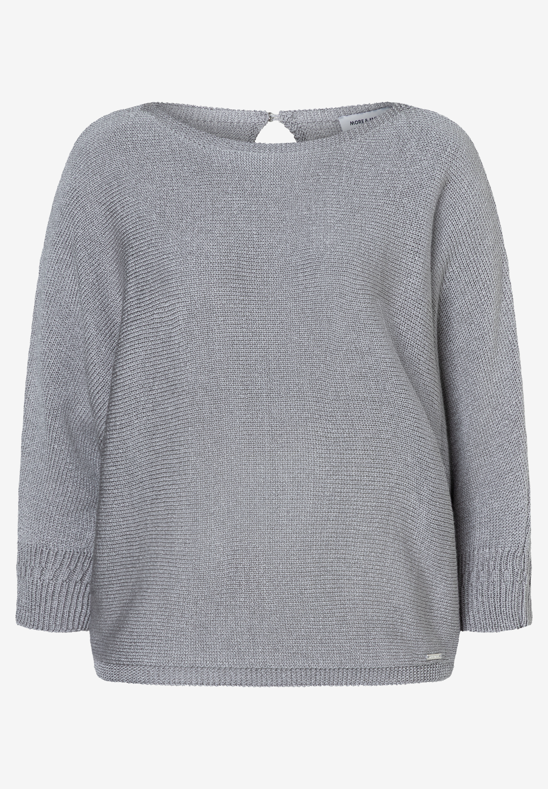 Ein grauer Strickpullover von MORE & MORE mit glänzender Optik und Dreiviertelärmeln liegt auf einem weißen Hintergrund. Ein grauer Strickpullover von MORE & MORE mit glänzender Optik und Dreiviertelärmeln liegt auf einem weißen Hintergrund.