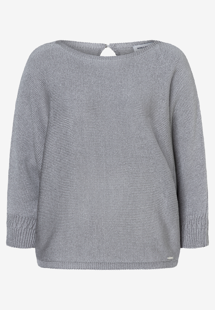 Ein grauer Strickpullover von MORE & MORE mit glänzender Optik und Dreiviertelärmeln liegt auf einem weißen Hintergrund. Ein grauer Strickpullover von MORE & MORE mit glänzender Optik und Dreiviertelärmeln liegt auf einem weißen Hintergrund.