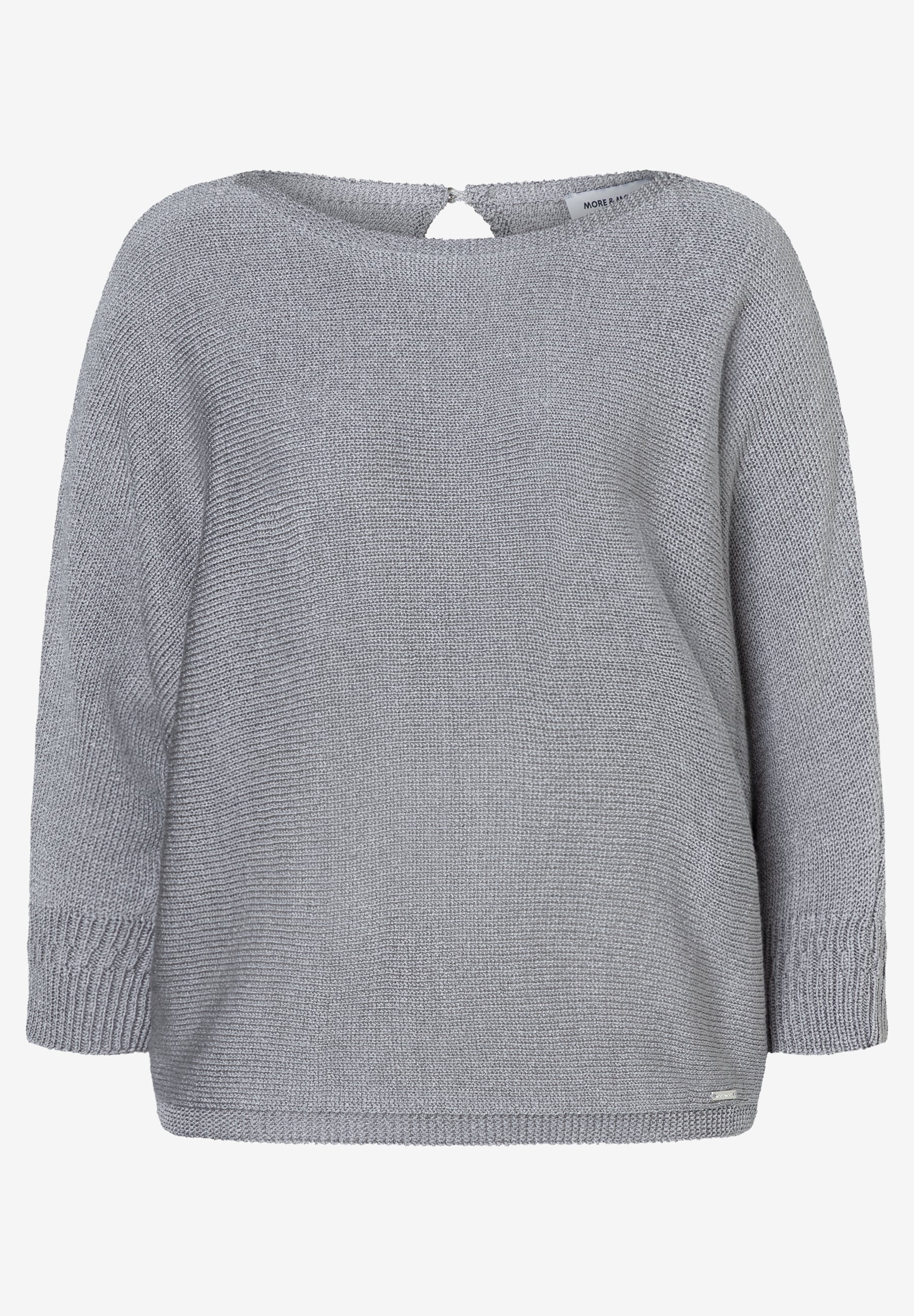 Ein grauer Strickpullover von MORE & MORE mit glänzender Optik und Dreiviertelärmeln liegt auf einem weißen Hintergrund. Ein grauer Strickpullover von MORE & MORE mit glänzender Optik und Dreiviertelärmeln liegt auf einem weißen Hintergrund.