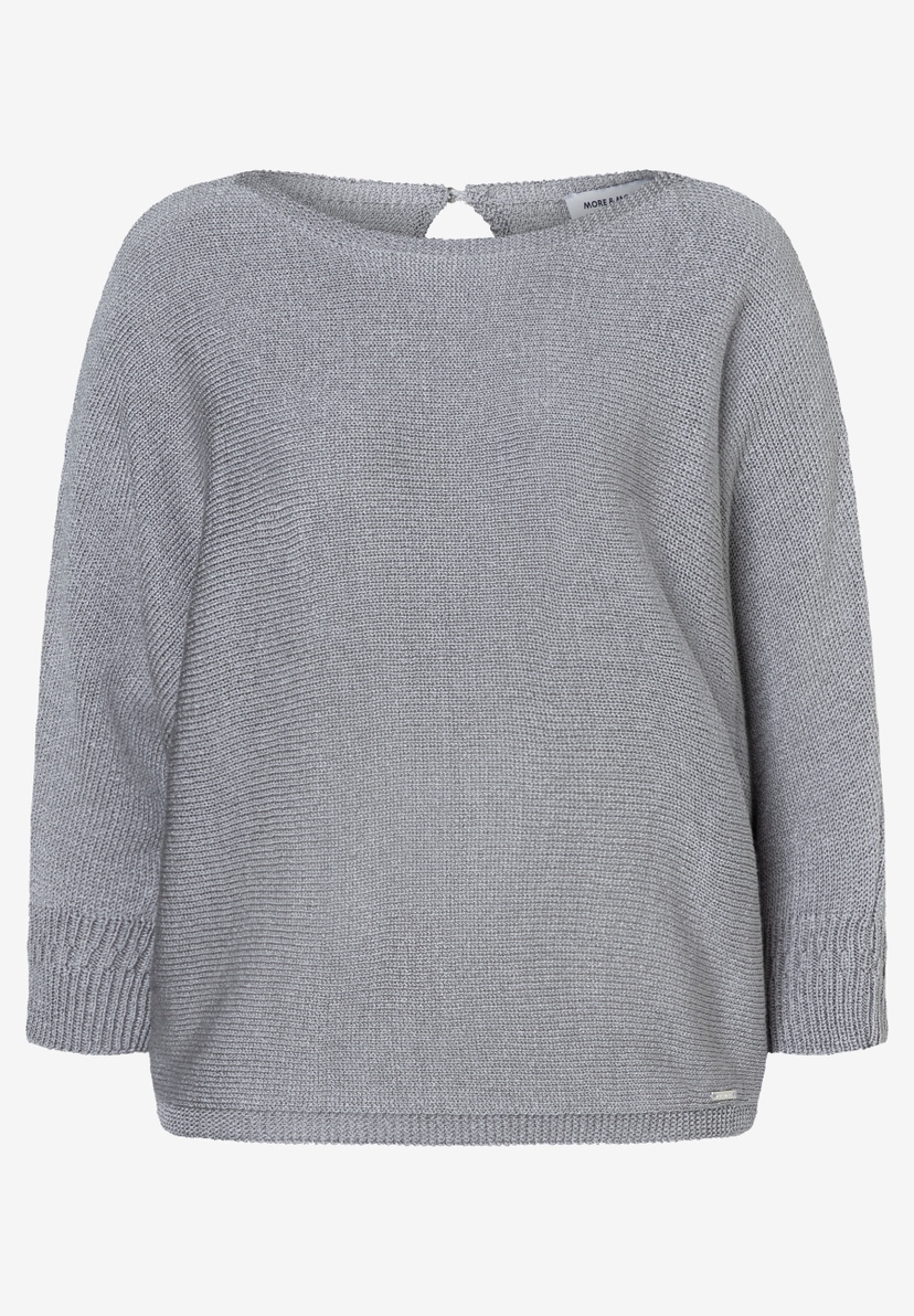 Ein grauer Strickpullover von MORE & MORE mit glänzender Optik und Dreiviertelärmeln liegt auf einem weißen Hintergrund. Ein grauer Strickpullover von MORE & MORE mit glänzender Optik und Dreiviertelärmeln liegt auf einem weißen Hintergrund.