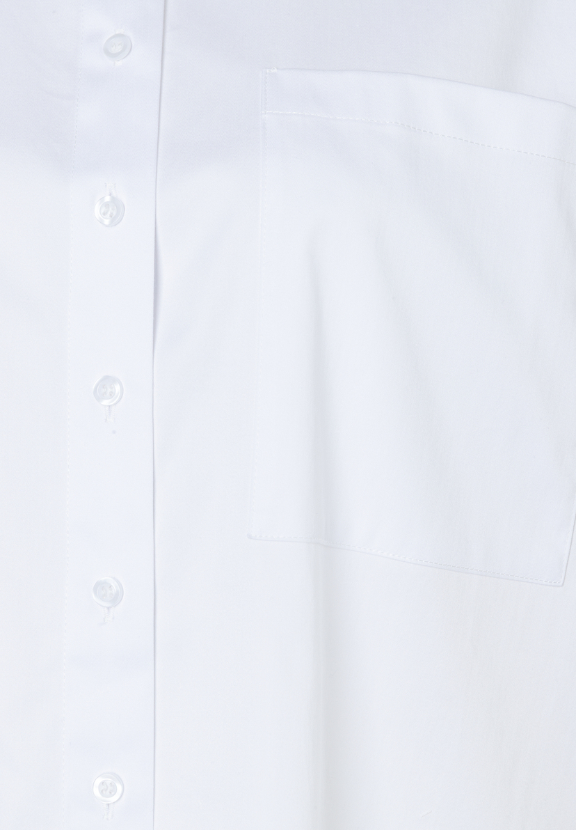 Detailansicht einer weißen MORE & MORE Bluse mit Knöpfen und einer Brusttasche.