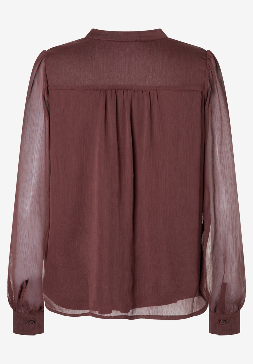 Rückansicht einer bordeauxroten MORE & MORE Chiffon-Bluse mit langen, transparenten Ärmeln und Knopfverschluss. Rückansicht einer bordeauxroten MORE & MORE Chiffon-Bluse mit langen, transparenten Ärmeln und Knopfverschluss.