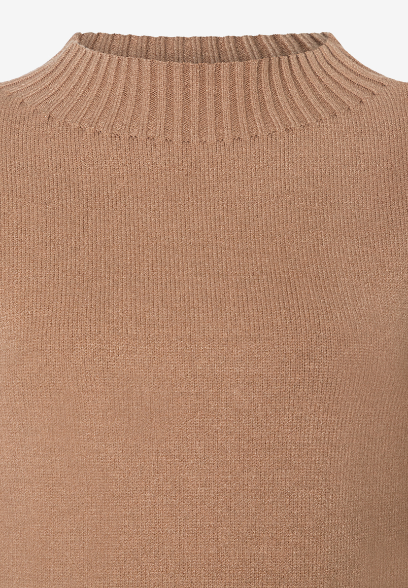 Nahaufnahme eines beigen MORE & MORE Strickpullovers mit Rollkragen. Der Stoff ist fein gerippt. Nahaufnahme eines beigen MORE & MORE Strickpullovers mit Rollkragen. Der Stoff ist fein gerippt.