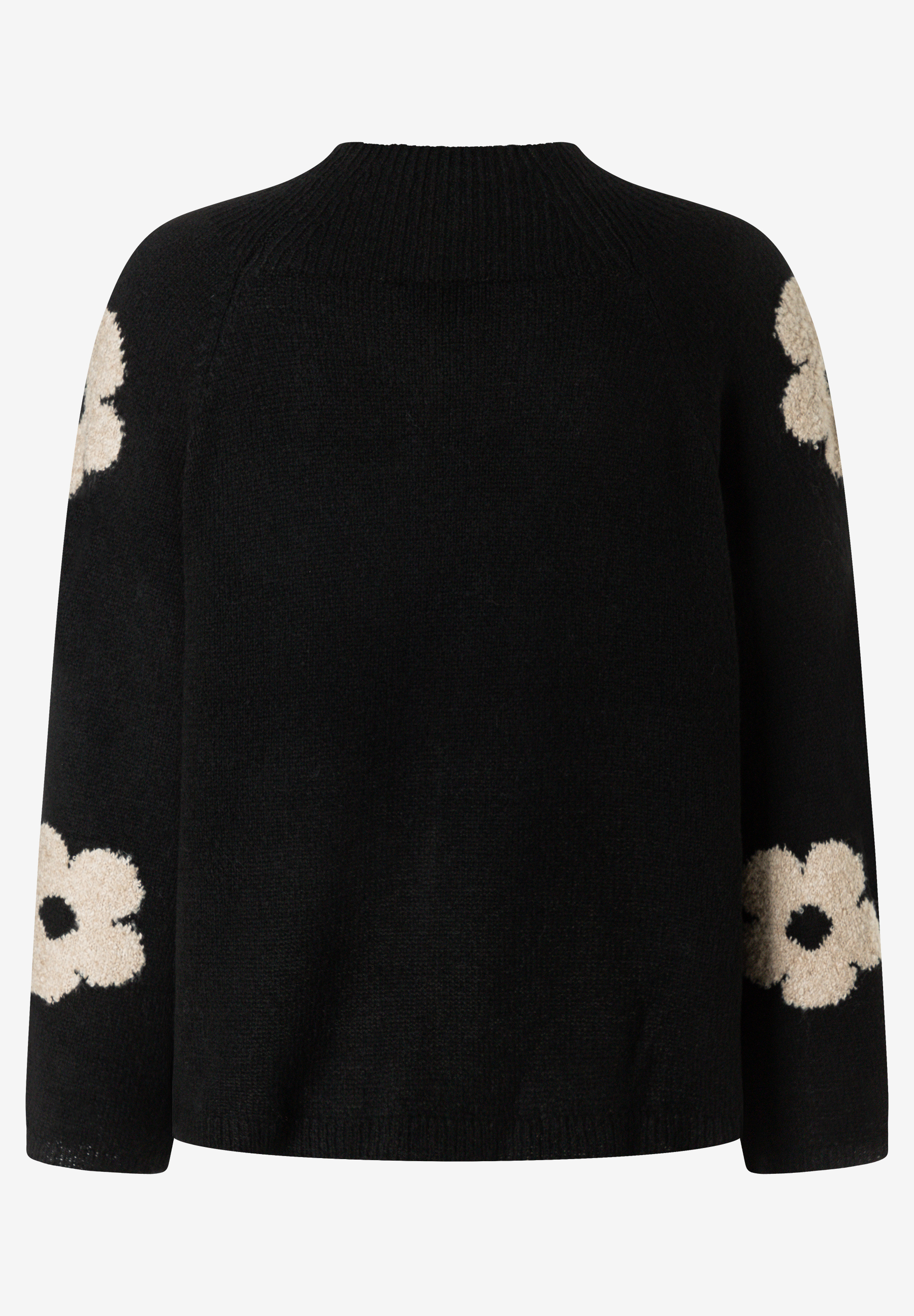 MORE & MORE Pullover mit beigefarbenen Blüten: Ein schwarzer, gestrickter Pullover mit Rollkragen und langen Ärmeln. Drei cremefarbene Blüten sind seitlich angeordnet, eine davon auf der Vorderseite und zwei auf dem linken Ärmel.