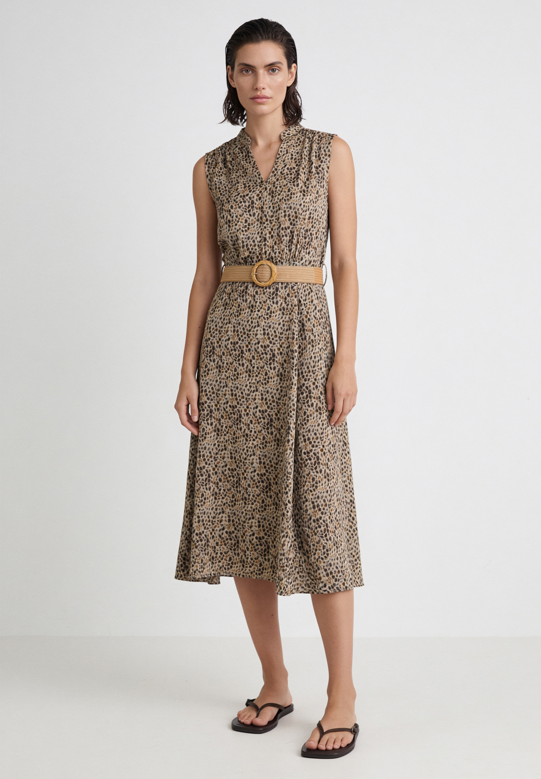 AI generated - MORE & MORE gemustertes Kleid mit V-Ausschnitt, Gürtel mit runder Schnalle und kurzen Ärmeln.