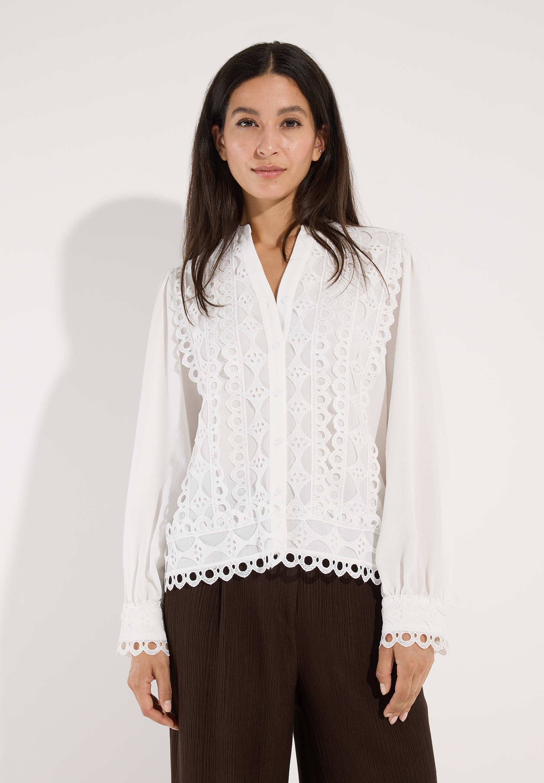 MORE & MORE weiße Bluse mit Lochstickerei, V-Ausschnitt, langen Ärmeln und Rüschen