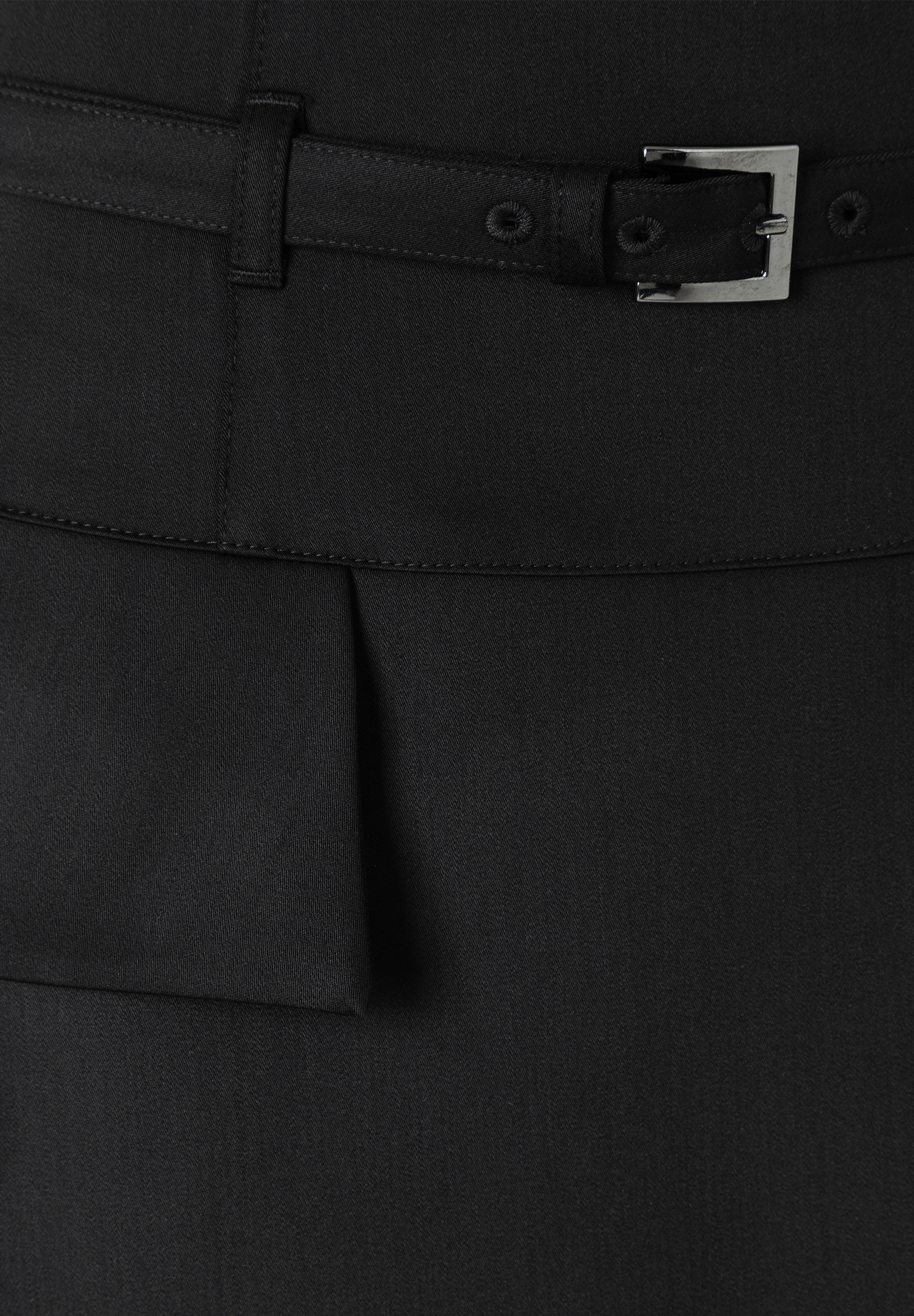 Detailansicht von Rock der Marke MORE & MORE mit Gürtel und Tasche. Detailansicht von Rock der Marke MORE & MORE mit Gürtel und Tasche.