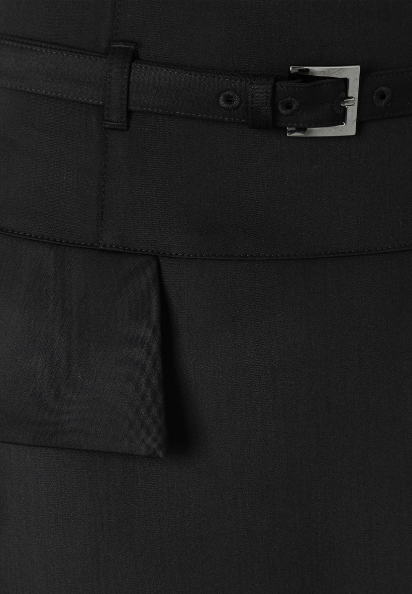 Detailansicht von Rock der Marke MORE & MORE mit Gürtel und Tasche. Detailansicht von Rock der Marke MORE & MORE mit Gürtel und Tasche.