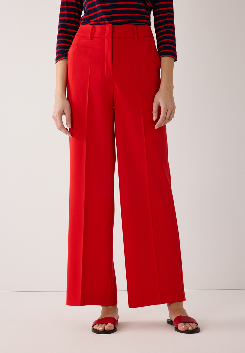 Eine Person mit roter MORE & MORE Hose. Weite, fließende Webware mit hohem Tragekomfort. Eine Person mit roter MORE & MORE Hose. Weite, fließende Webware mit hohem Tragekomfort.