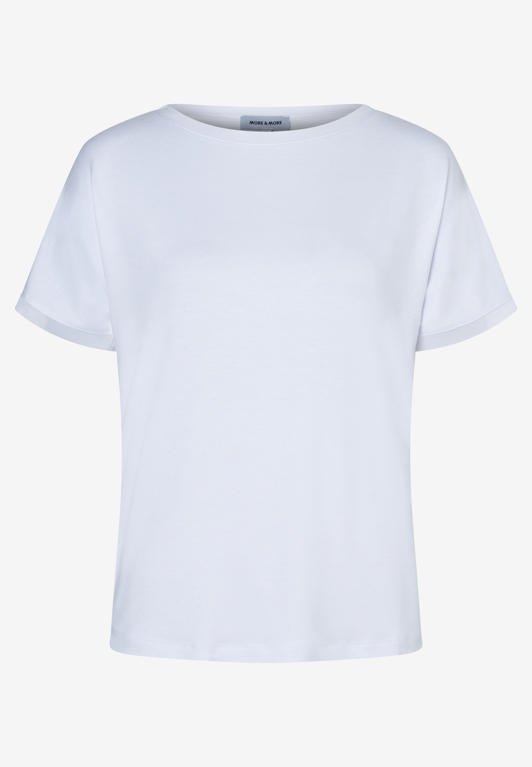 Ein weißes T-Shirt von MORE & MORE mit kurzen Ärmeln.