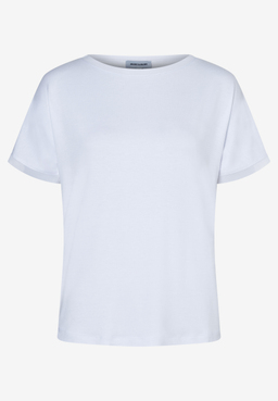 Ein weißes T-Shirt von MORE & MORE mit kurzen Ärmeln.