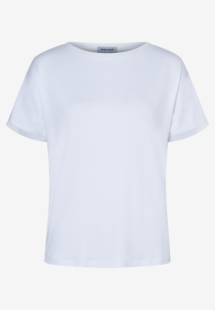 Ein weißes T-Shirt von MORE & MORE mit kurzen Ärmeln. Ein weißes T-Shirt von MORE & MORE mit kurzen Ärmeln.