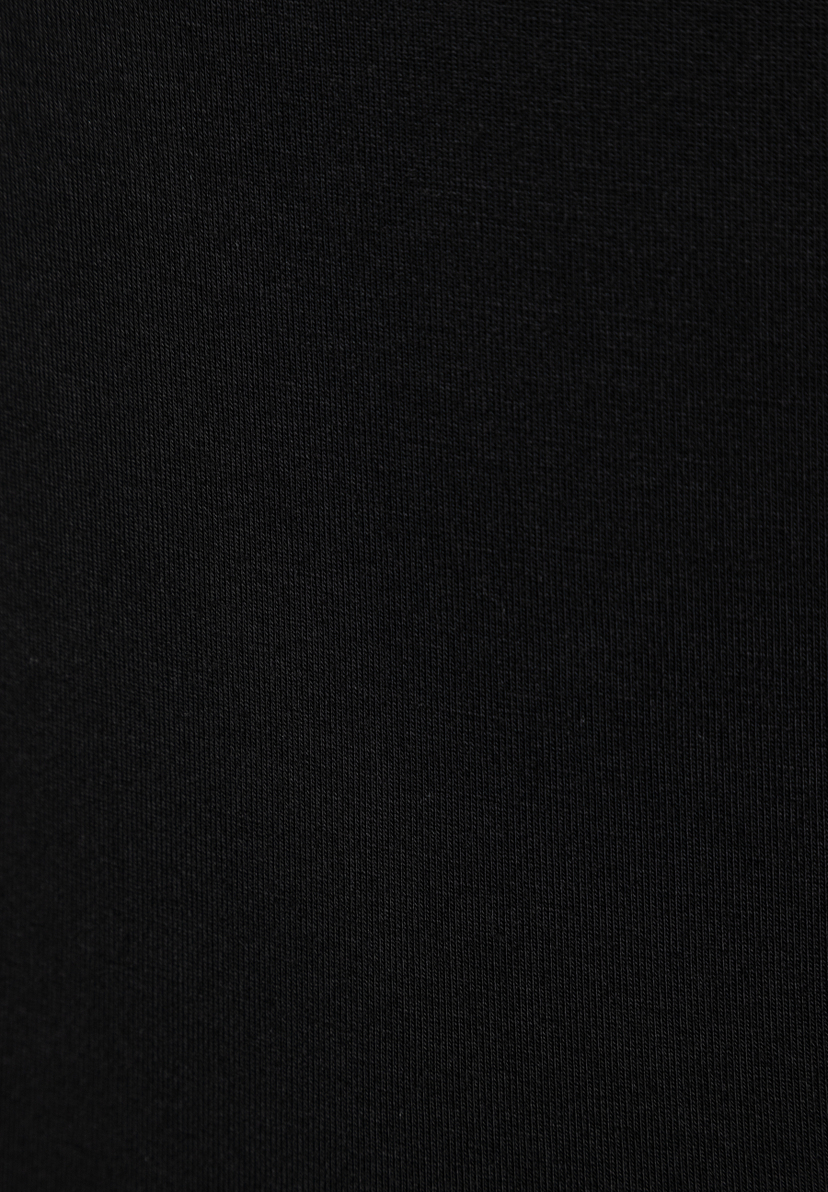 Nahaufnahme eines schwarzen Jersey-Stoffs von MORE & MORE, der für Oberteile verwendet wird. Nahaufnahme eines schwarzen Jersey-Stoffs von MORE & MORE, der für Oberteile verwendet wird.