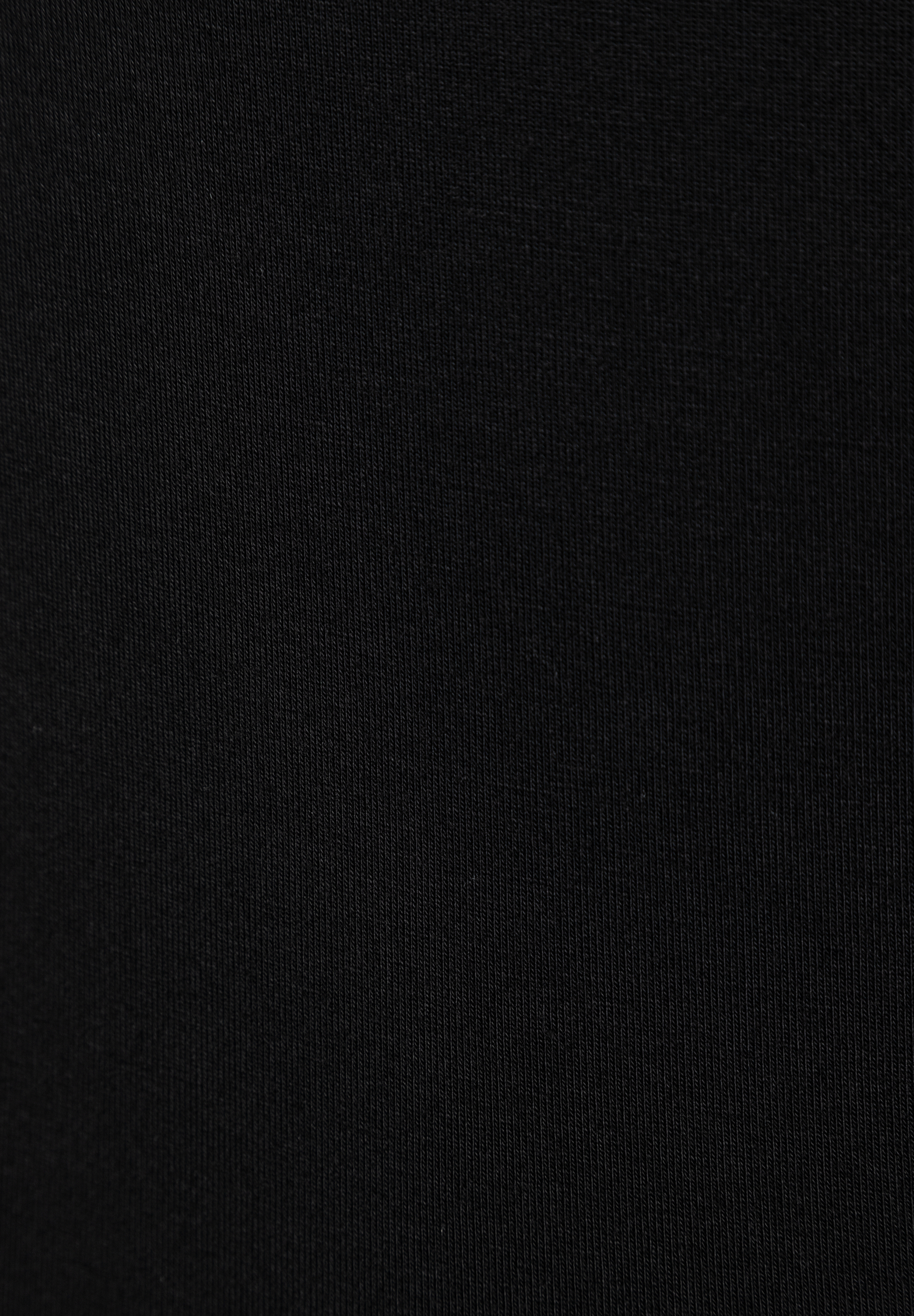 Nahaufnahme eines schwarzen Jersey-Stoffs von MORE & MORE, der für Oberteile verwendet wird. Nahaufnahme eines schwarzen Jersey-Stoffs von MORE & MORE, der für Oberteile verwendet wird.