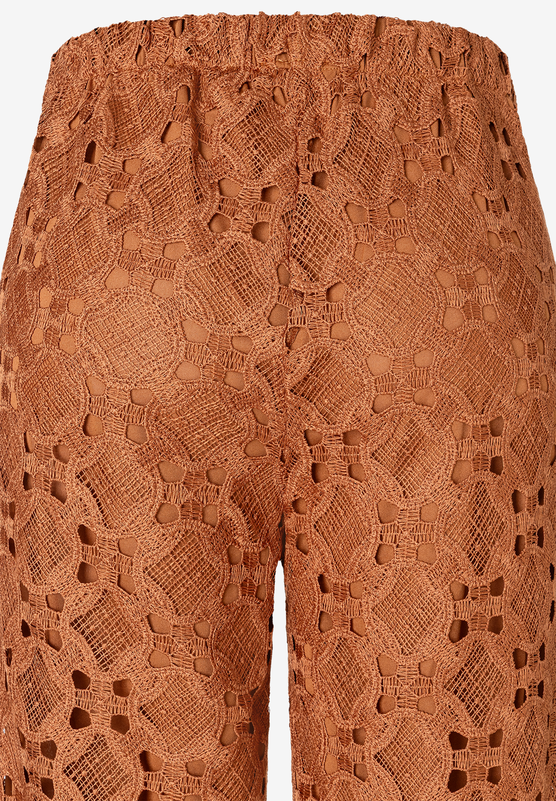Nahaufnahme einer braunen MORE & MORE Spitzenhose mit elastischem Bund, die Textur und Details hervorhebt. Nahaufnahme einer braunen MORE & MORE Spitzenhose mit elastischem Bund, die Textur und Details hervorhebt.