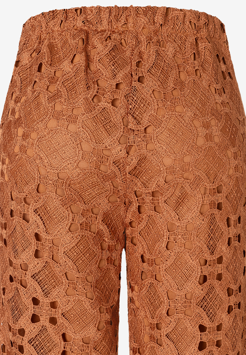 Nahaufnahme einer braunen MORE & MORE Spitzenhose mit elastischem Bund, die Textur und Details hervorhebt. Nahaufnahme einer braunen MORE & MORE Spitzenhose mit elastischem Bund, die Textur und Details hervorhebt.