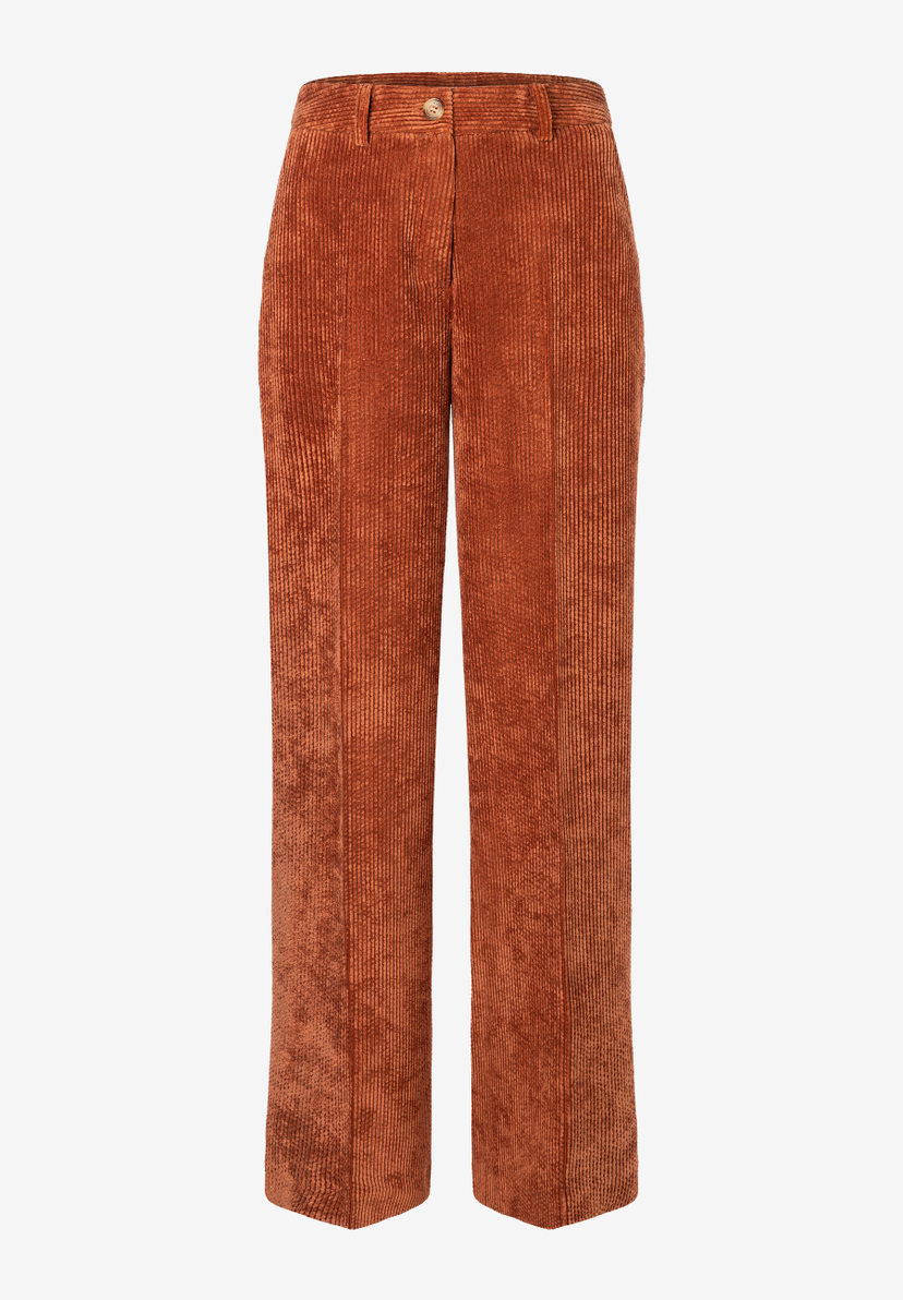 MORE & MORE Damen-Jeans aus rostbraunem Cord. Die Hose hat einen Knopfverschluss mit Reißverschluss und Gürtelschlaufen. MORE & MORE Damen-Jeans aus rostbraunem Cord. Die Hose hat einen Knopfverschluss mit Reißverschluss und Gürtelschlaufen.