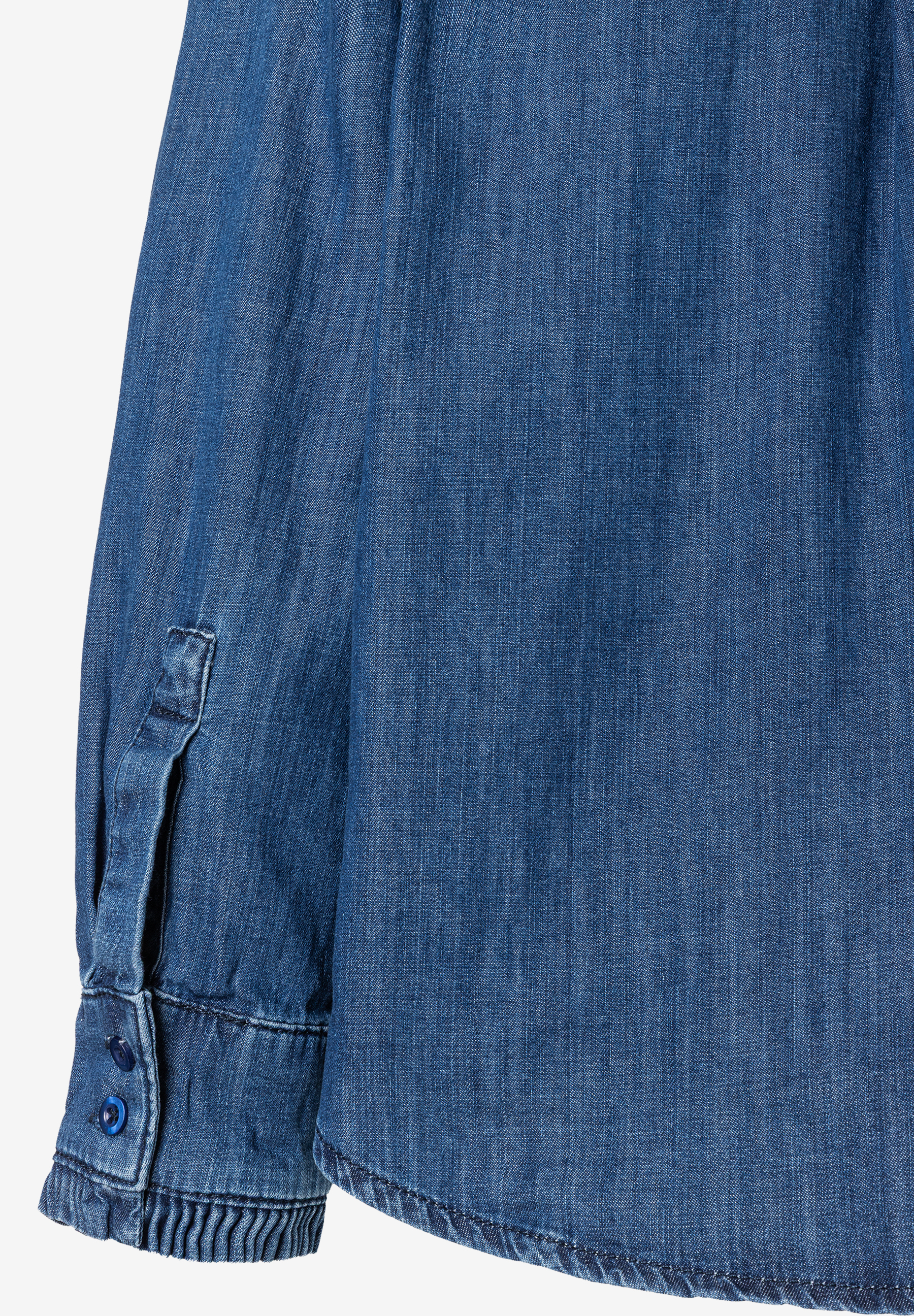 Nahaufnahme eines Ärmels der MORE & MORE Jeansbluse, die einen angenehmen Tragekomfort bietet. Nahaufnahme eines Ärmels der MORE & MORE Jeansbluse, die einen angenehmen Tragekomfort bietet.