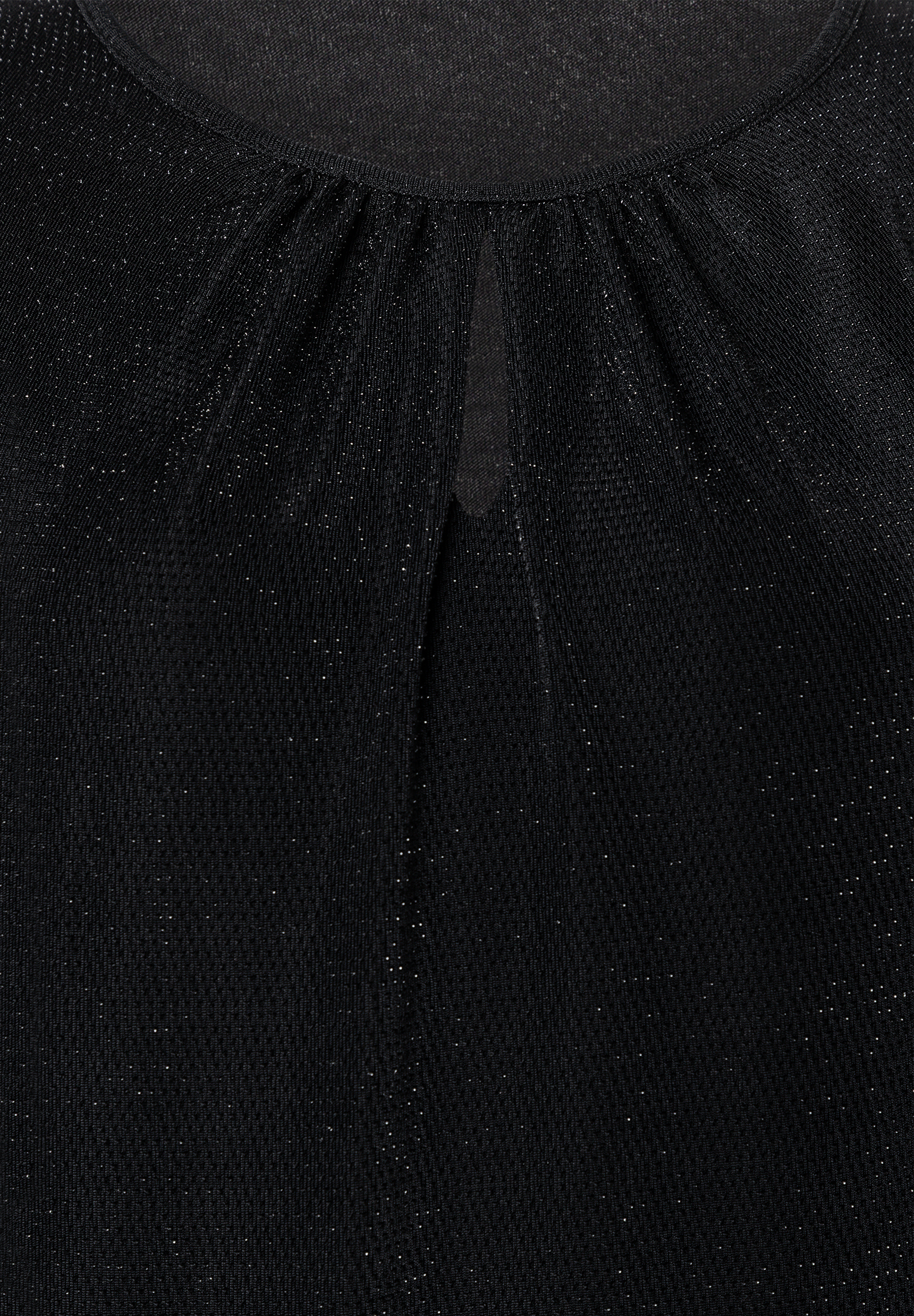 MORE & MORE Bluse: Schwarze Bluse mit dezentem Glitzer und einem Schlüssellochausschnitt am Hals. MORE & MORE Bluse: Schwarze Bluse mit dezentem Glitzer und einem Schlüssellochausschnitt am Hals.
