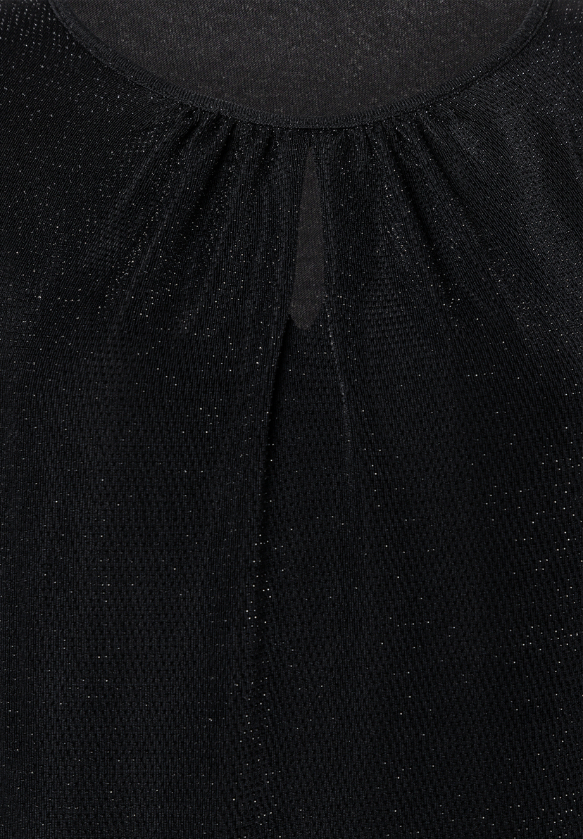 MORE & MORE Bluse: Schwarze Bluse mit dezentem Glitzer und einem Schlüssellochausschnitt am Hals. MORE & MORE Bluse: Schwarze Bluse mit dezentem Glitzer und einem Schlüssellochausschnitt am Hals.