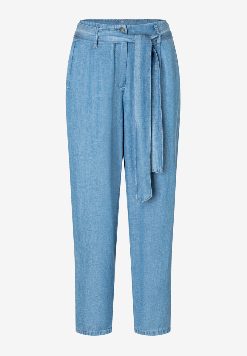 Eine MORE & MORE Jeanshose aus Denim mit Bindegürtel, freigestellt. Eine MORE & MORE Jeanshose aus Denim mit Bindegürtel, freigestellt.