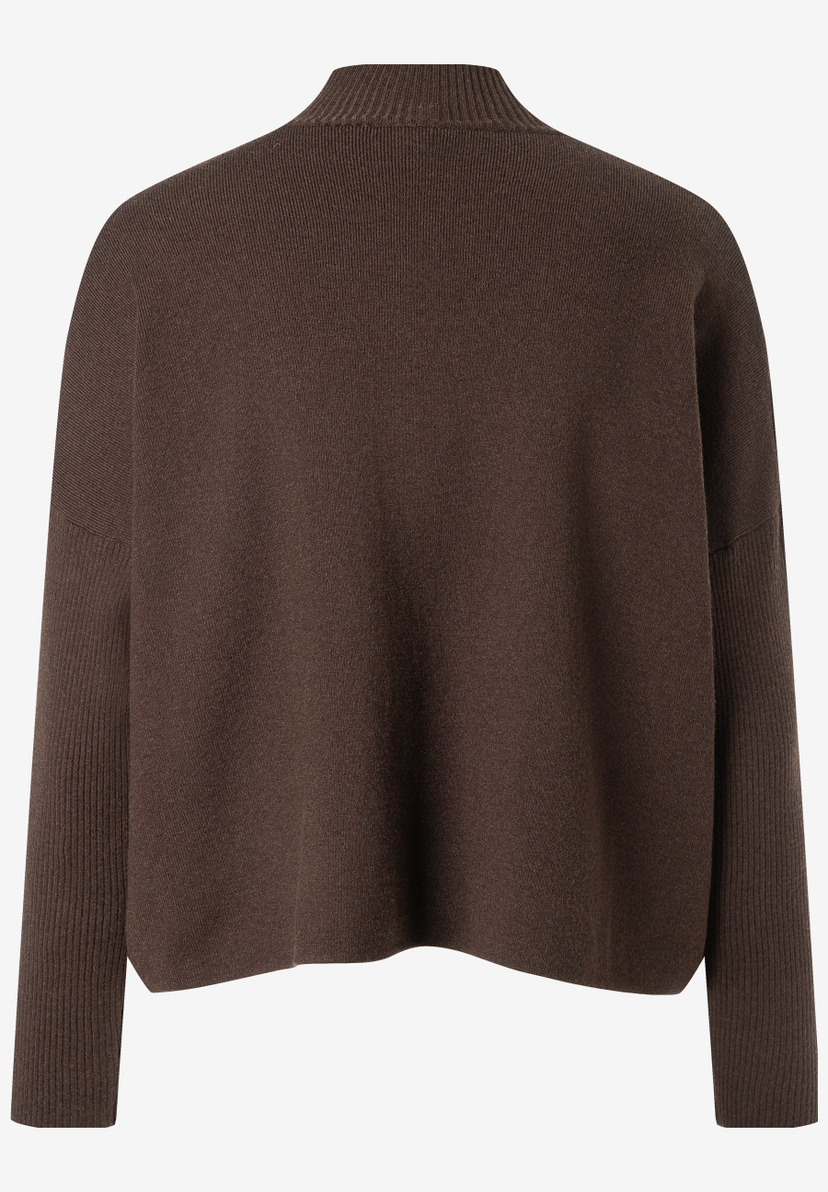 MORE & MORE Damen-Pullover aus Feinstrick in Dunkelbraun, Rückansicht mit hochgeschlossenem Kragen und gerippten Bündchen.