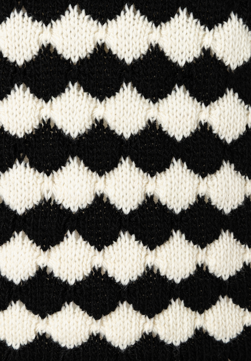 Ein Strickmuster von MORE & MORE Oberteilen mit schwarzen und weißen Zickzackstreifen für angenehmen Tragekomfort. Ein Strickmuster von MORE & MORE Oberteilen mit schwarzen und weißen Zickzackstreifen für angenehmen Tragekomfort.