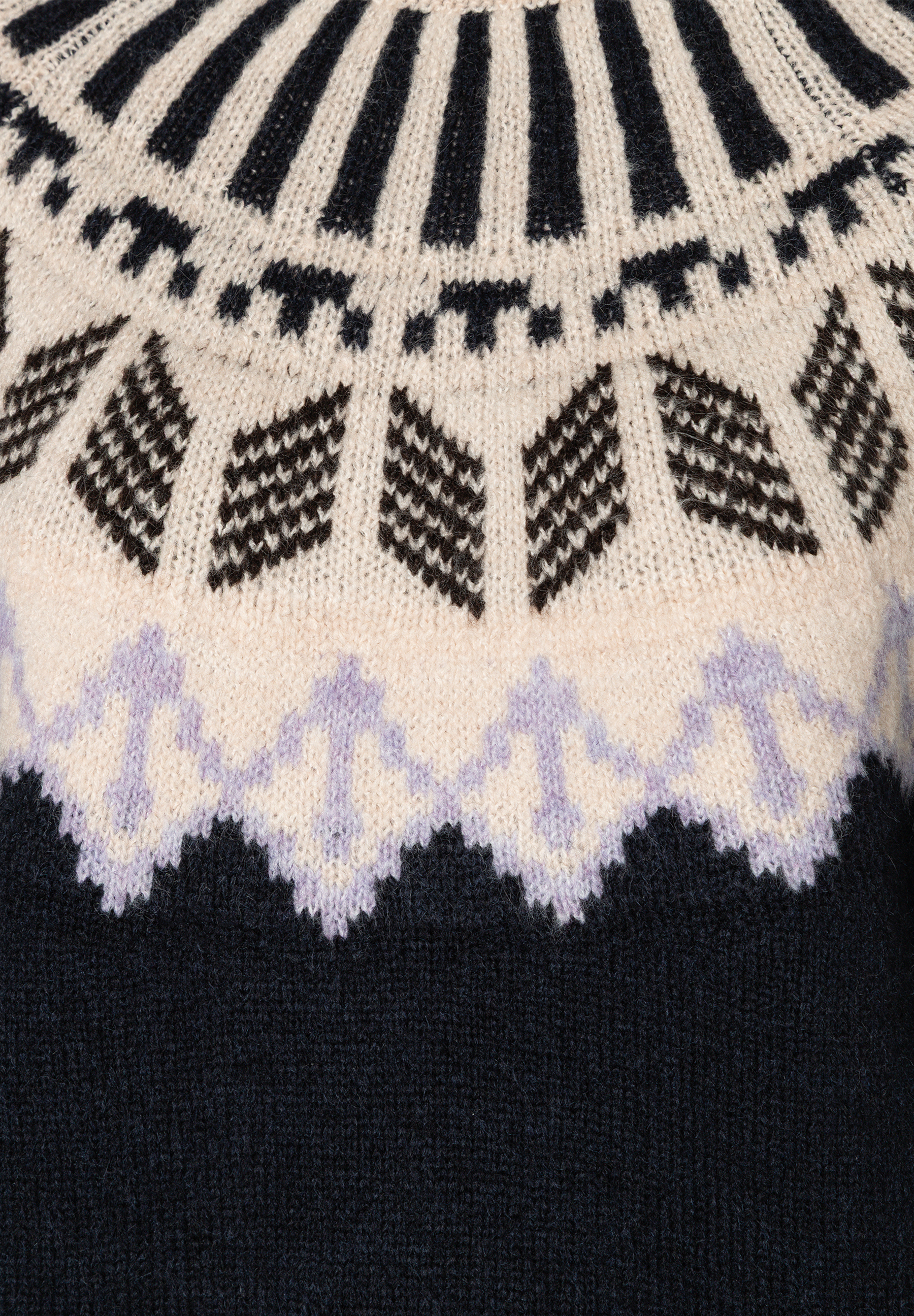 MORE & MORE Oberteil: Ein schwarz-hellbeige Fair Isle-Pullover mit geometrischen Mustern und Lavendeldetails. MORE & MORE Oberteil: Ein schwarz-hellbeige Fair Isle-Pullover mit geometrischen Mustern und Lavendeldetails.
