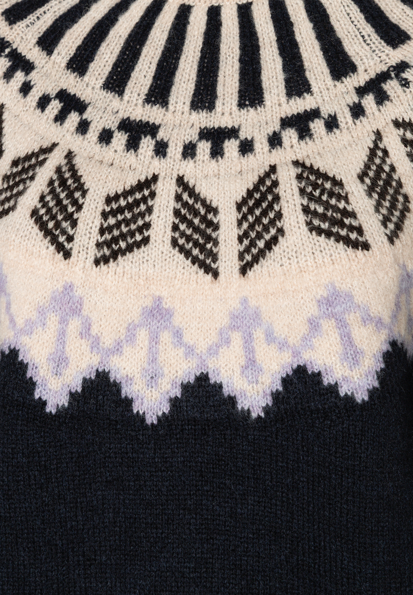 MORE & MORE Oberteil: Ein schwarz-hellbeige Fair Isle-Pullover mit geometrischen Mustern und Lavendeldetails. MORE & MORE Oberteil: Ein schwarz-hellbeige Fair Isle-Pullover mit geometrischen Mustern und Lavendeldetails.