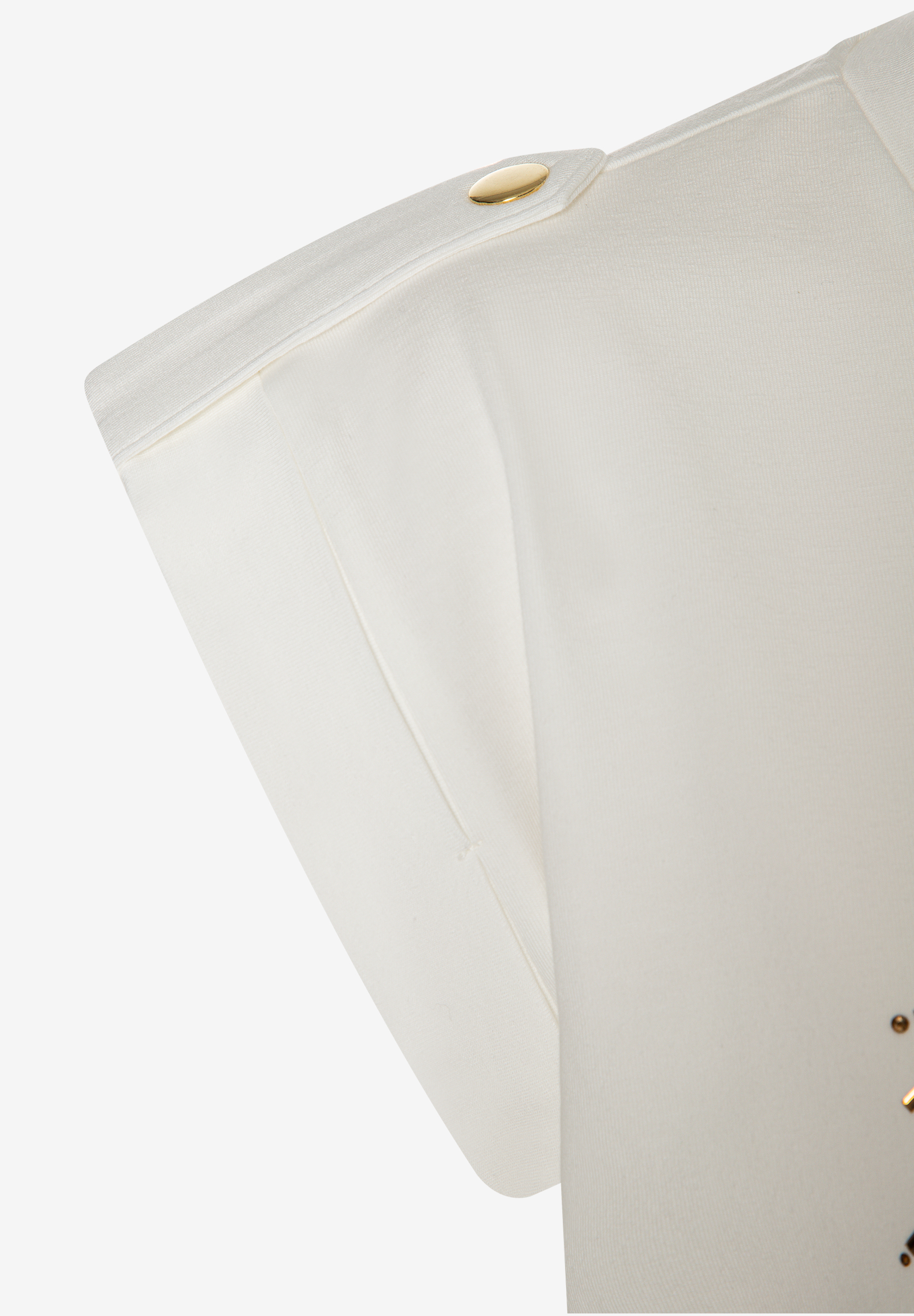 MORE & MORE T-Shirt/Top. Detaillierte Nahaufnahme des cremefarbenen Stoffs mit goldenen Details an der Schulter. MORE & MORE T-Shirt/Top. Detaillierte Nahaufnahme des cremefarbenen Stoffs mit goldenen Details an der Schulter.