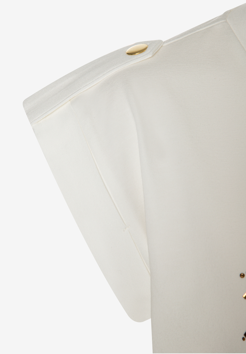MORE & MORE T-Shirt/Top. Detaillierte Nahaufnahme des cremefarbenen Stoffs mit goldenen Details an der Schulter. MORE & MORE T-Shirt/Top. Detaillierte Nahaufnahme des cremefarbenen Stoffs mit goldenen Details an der Schulter.