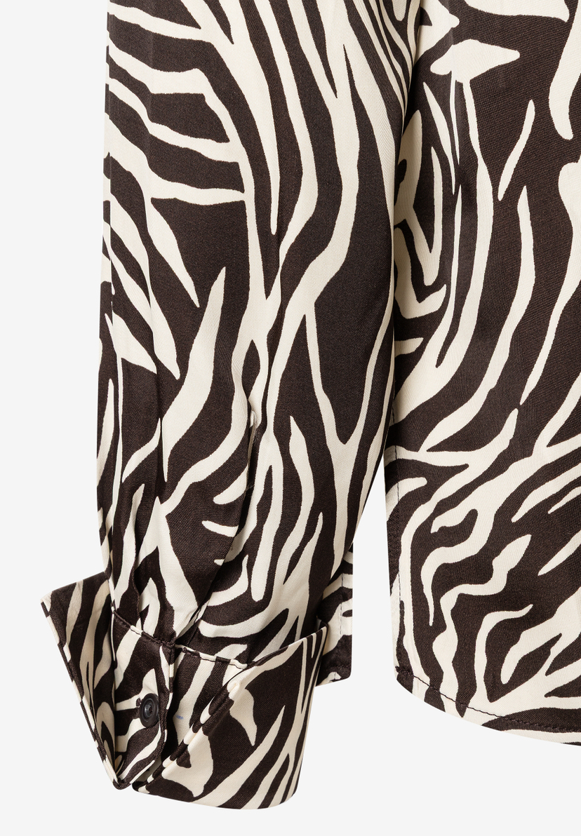 Detailaufnahme einer MORE & MORE Bluse mit Zebra-Muster und Manschette aus Viskose. Detailaufnahme einer MORE & MORE Bluse mit Zebra-Muster und Manschette aus Viskose.