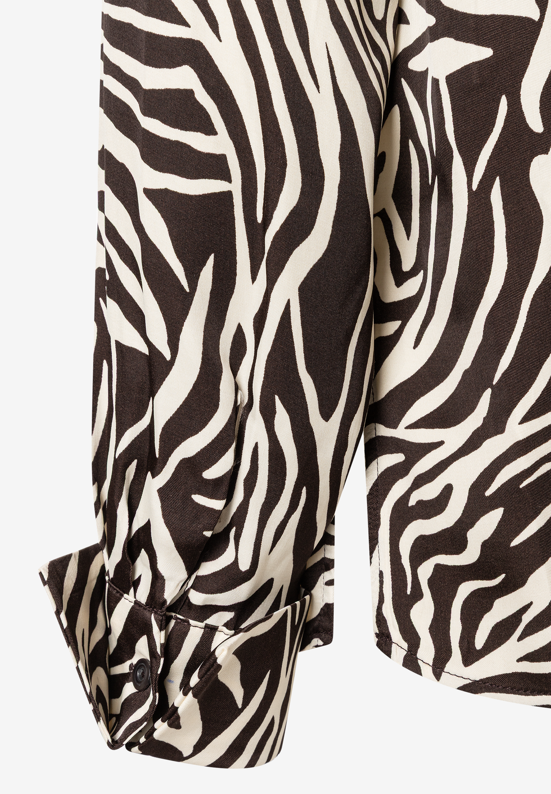 Detailaufnahme einer MORE & MORE Bluse mit Zebra-Muster und Manschette aus Viskose. Detailaufnahme einer MORE & MORE Bluse mit Zebra-Muster und Manschette aus Viskose.